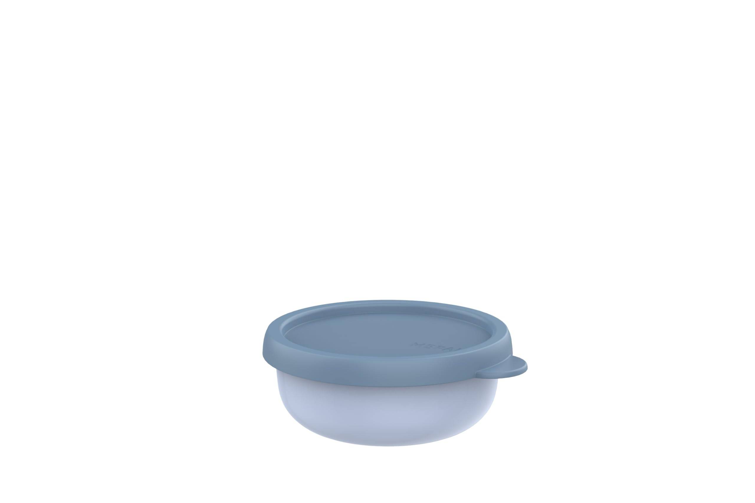 Ein kleiner hellblauer Kunststoffbehälter mit Deckel auf einem einfachen weißen Hintergrund.