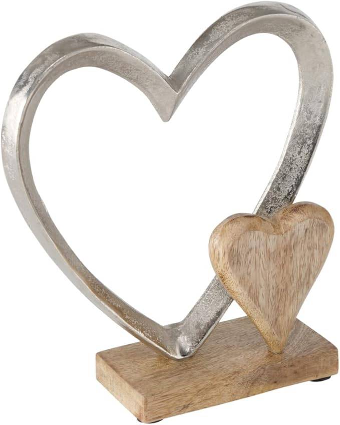 Dekorative Herzskulptur mit einem großen silbernen Metallherz und einem kleineren Holzherz auf einer Holzbasis.