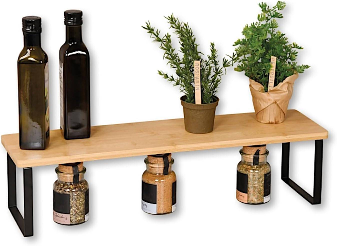 Holzplatte-Organizer mit schwarzen Metallbeinen, auf dem zwei Flaschen und zwei Topfkräuter über drei Glaskrügen für Gewürze hängen, die darunter angebracht sind.