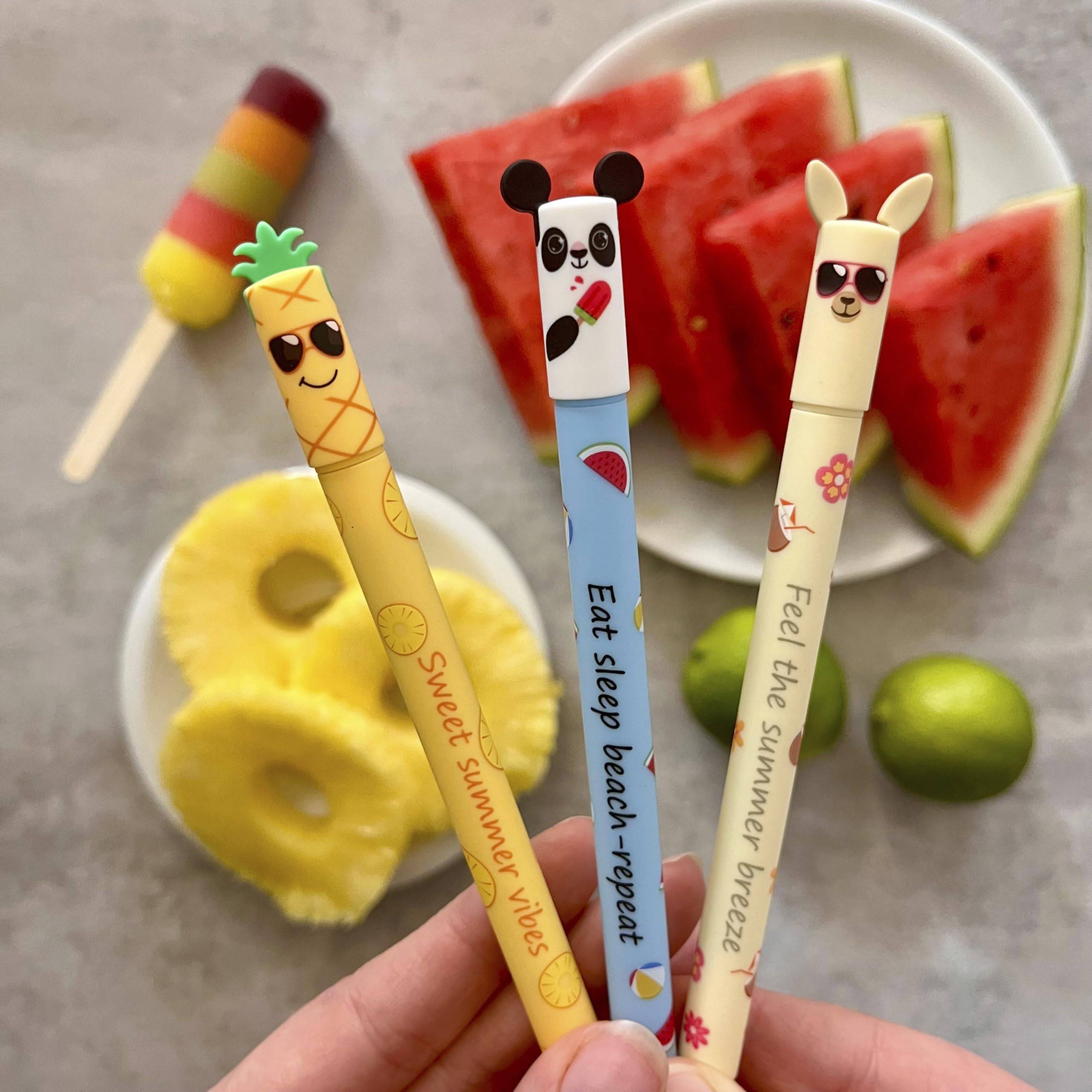 Hand, die drei sommerliche Kugelschreiber in Novelty-Form hält – in Form einer Ananas, eines Pandas und eines Häschens – mit Obstschalen und Lutscher im Hintergrund.