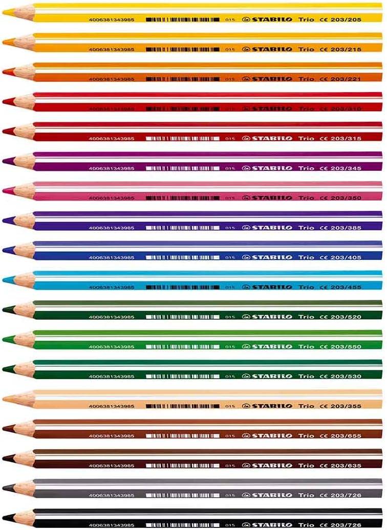 Eine Reihe von farbenfrohen STABILO Trio Buntstiften, jeder mit einem anderen Farbcode und einer anderen Farbschattierung gekennzeichnet, horizontal auf weißem Hintergrund angeordnet.