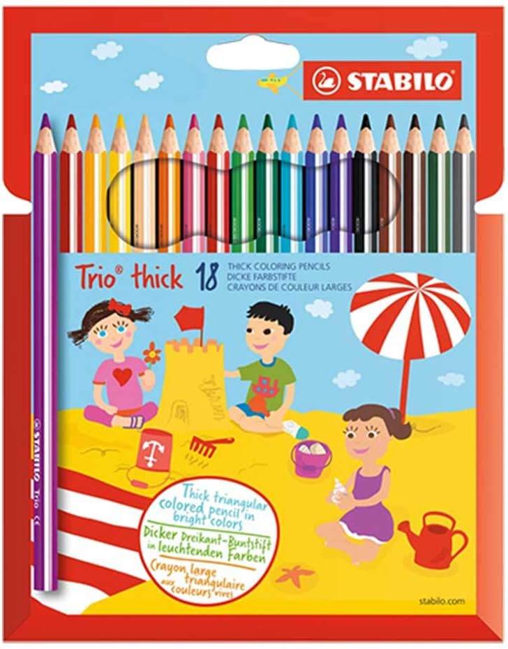 Verpackung für STABILO Trio dick 18 farbige Buntstifte, zeigt 18 dicke farbige Buntstifte über einer Strandszene mit Kindern, die eine Sandburg bauen.