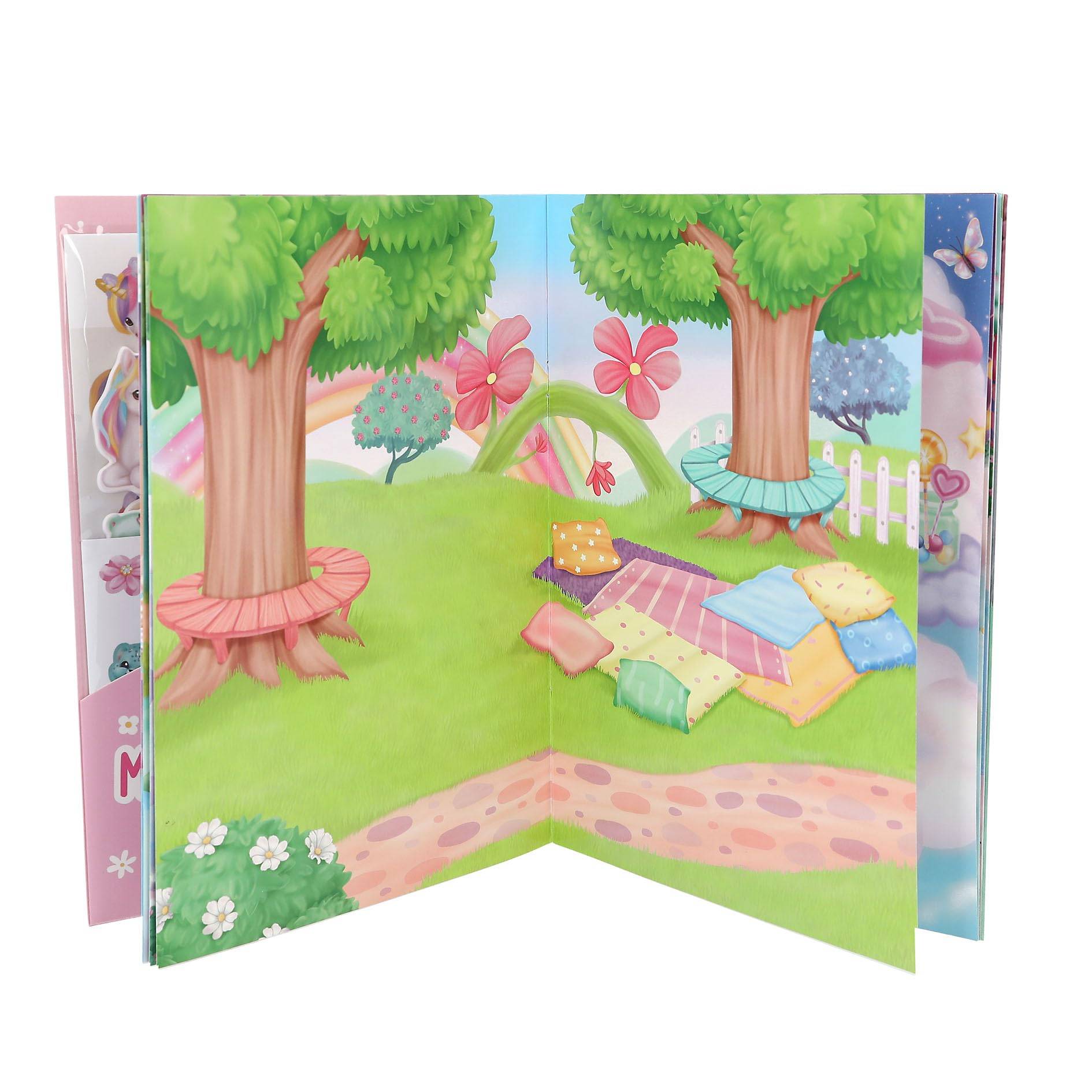 Pop-up-Kinderbuchszene mit Bäumen, Blumen und Picknickdecken in einem sonnigen Park.