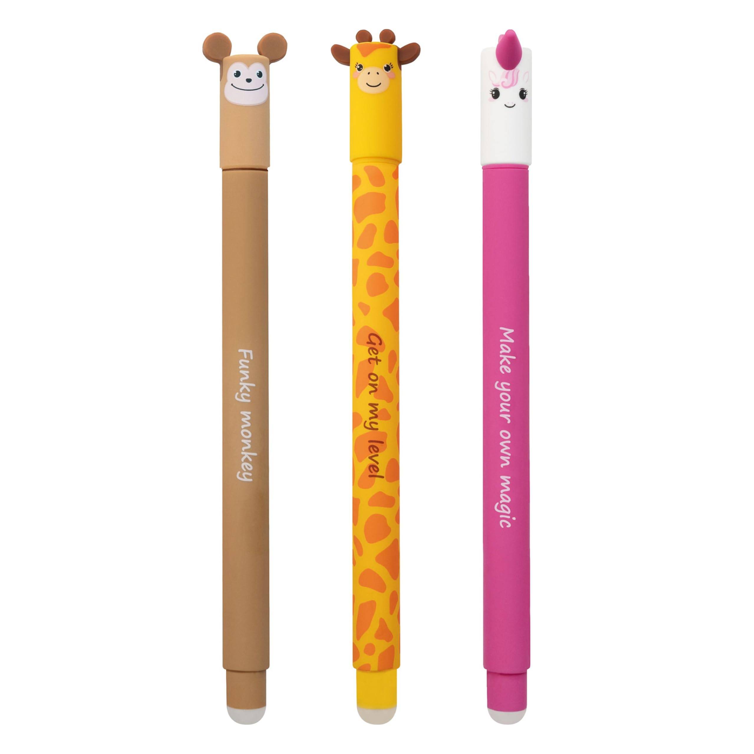 Drei Kugelschreiber mit Novelty-Tier-Deckeln: ein brauner Affenkugelschreiber, ein Stift mit Giraffenmuster und ein rosafarbener Einhornstift mit verspieltem Text auf jedem Schaft.