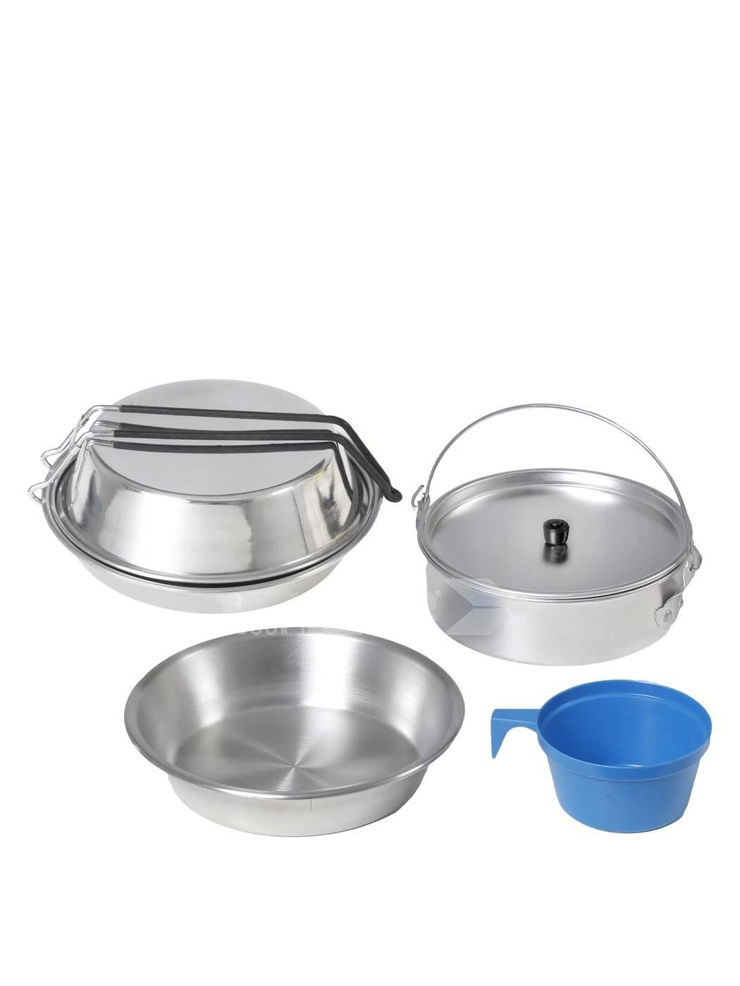 Satz aus Edelstahl-Campingkochgeschirr, bestehend aus zwei Töpfen mit Deckel, einer Schüssel und einem blauen Messbechern auf weißem Hintergrund.