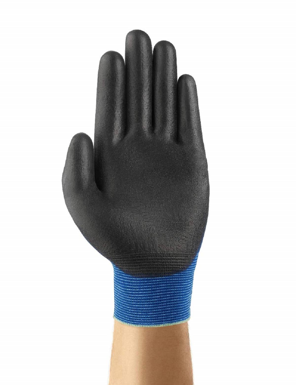Schwarzer Arbeitshandschuh mit blauer Manschette am Handgelenk auf weißem Hintergrund gezeigt, Handfläche nach vorne weisend.