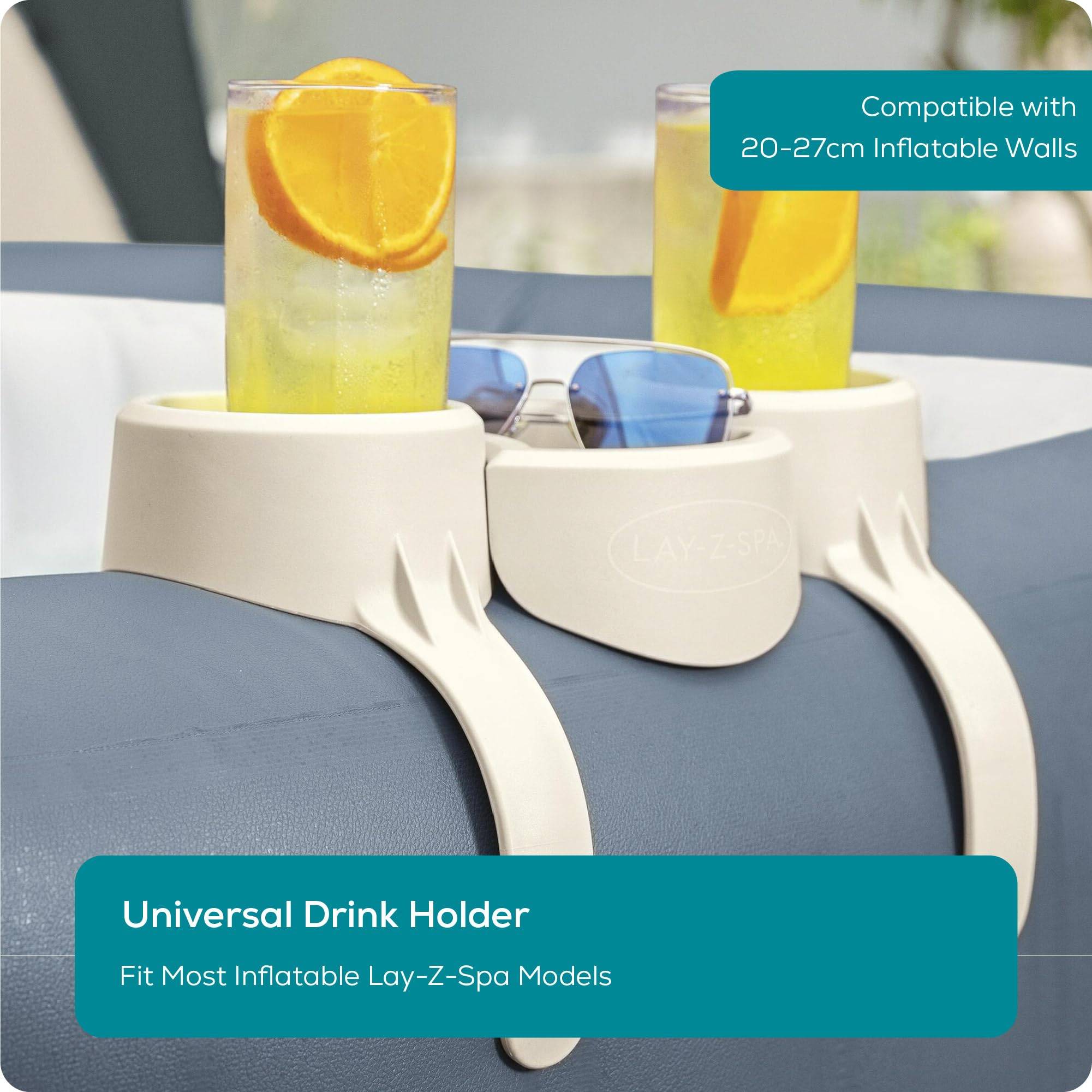 Zwei Getränke mit Orangenscheiben stehen in einem universellen Getränkehalter, der an einem aufblasbaren Spa befestigt ist, mit Sonnenbrillen, die in der mittleren Halterung ruhen.