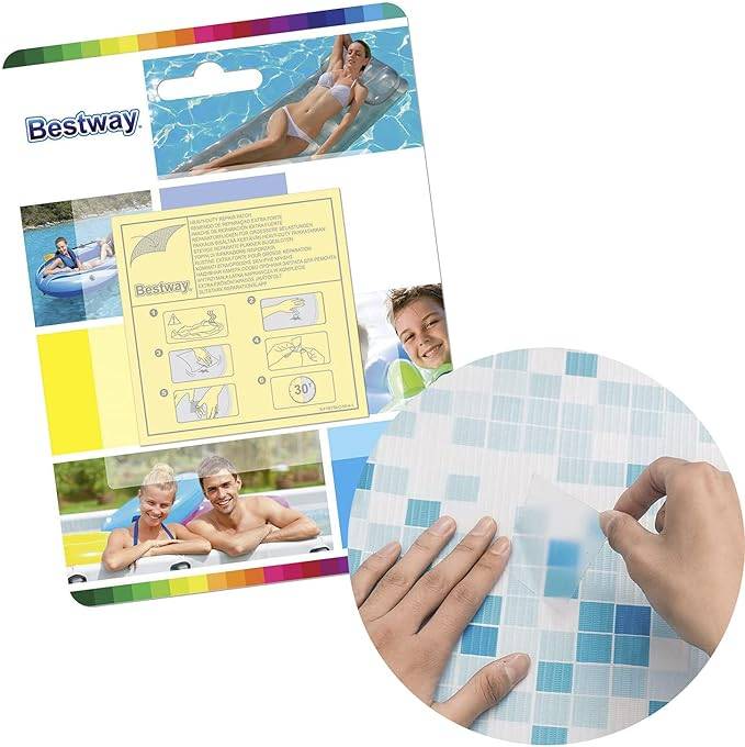Collage von Bestway-Poolbildern und Anleitung, mit Händen, die blaues Mosaikfolienmaterial in einer kreisförmigen Nahaufnahme anbringen.