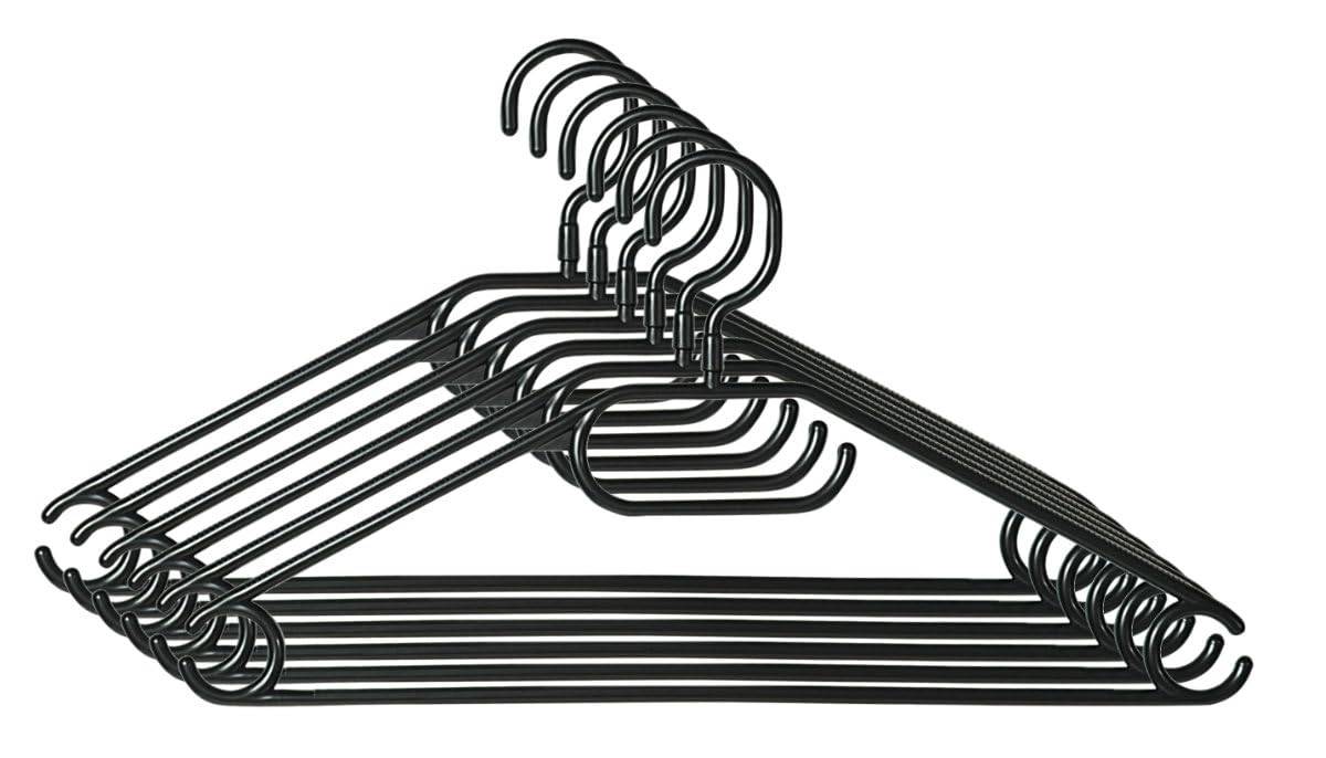 Ein Stapel schwarzer Metallkleiderbügel, ordentlich gebündelt auf weißem Hintergrund angeordnet.