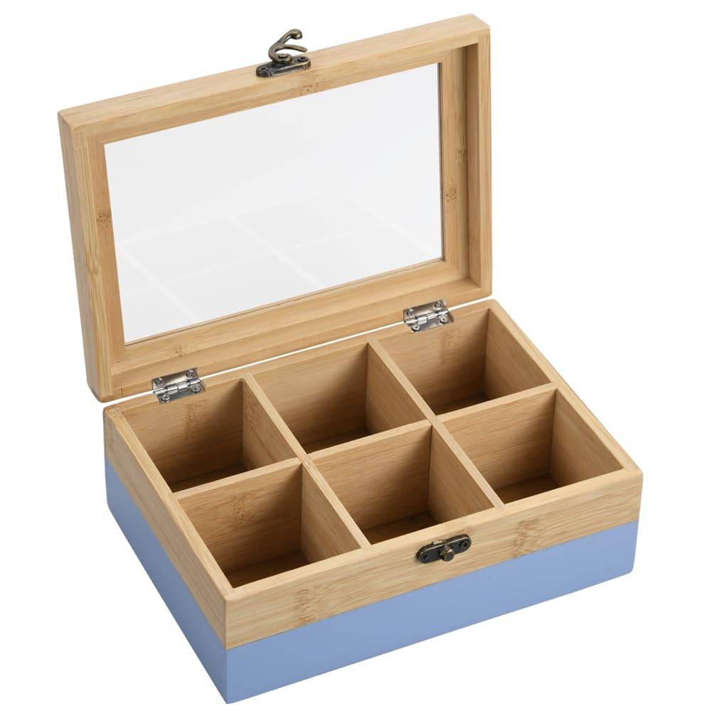 Offene hölzerne Aufbewahrungsbox mit Glasdeckel und sechs Fächern, außen hellblau lackiert.