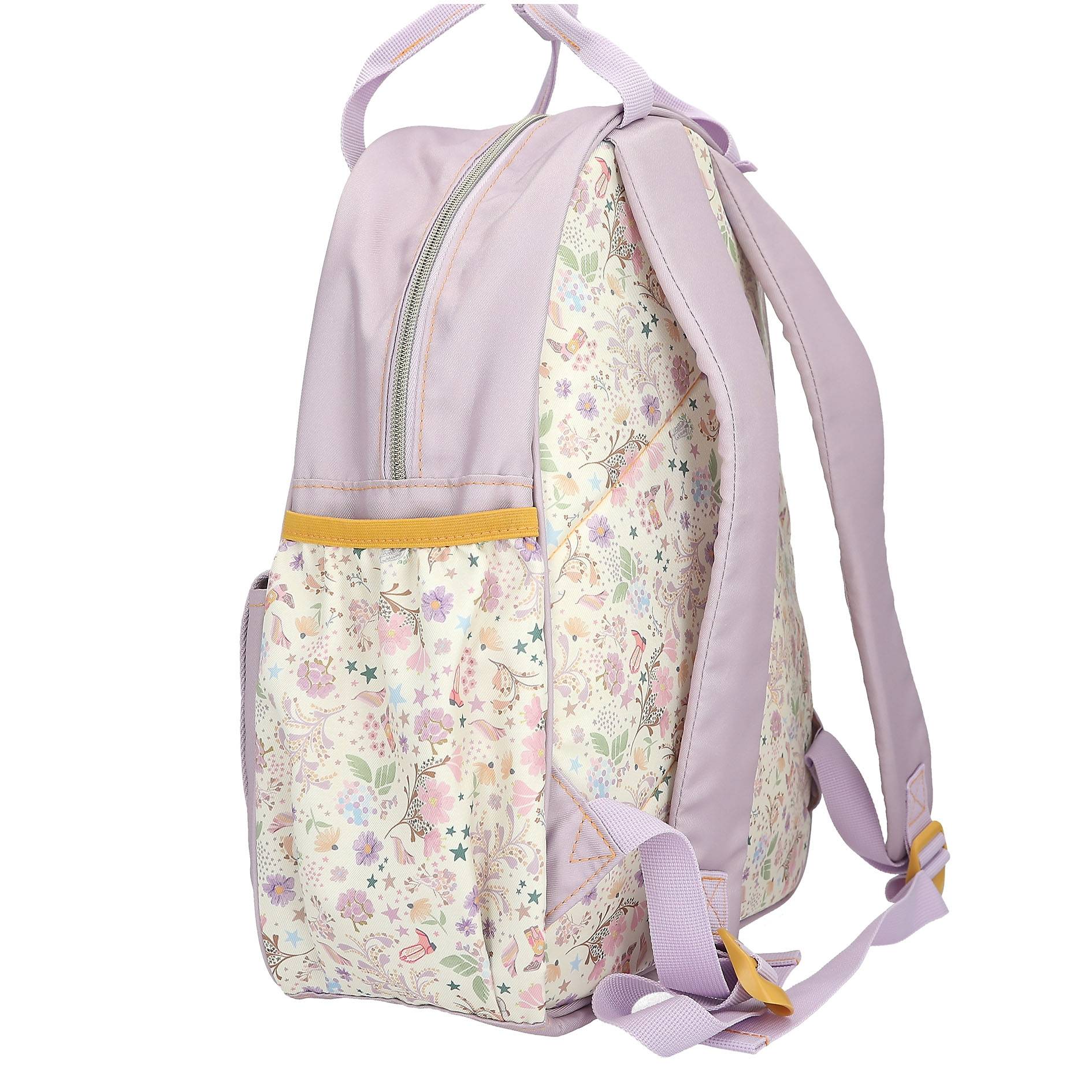 Pastellfarbener lavendelfarbener Rucksack mit Blumendruck-Paneelen, Vordertasche, Griffgriff oben und gepolsterten Schultergurten auf weißem Hintergrund.