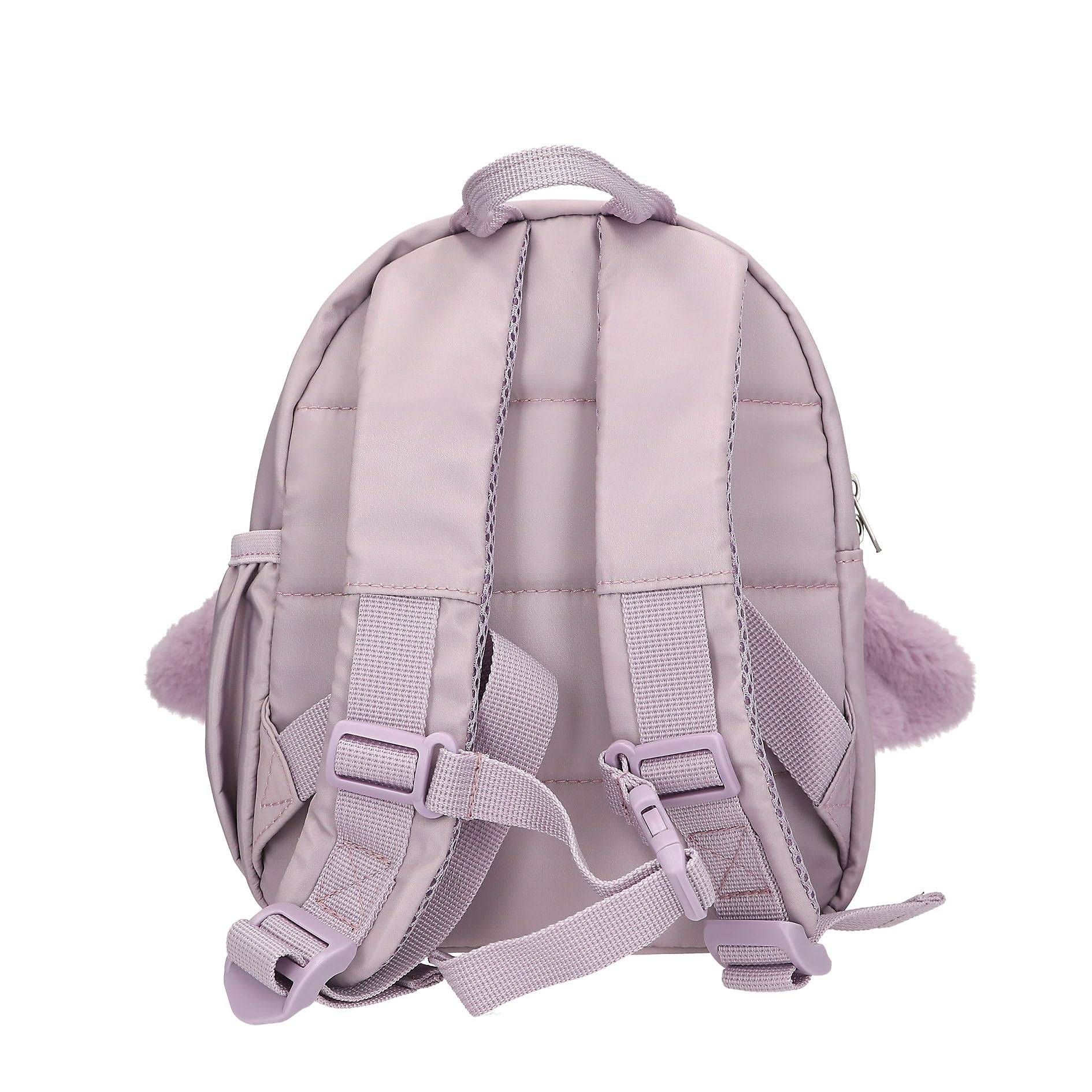Rückansicht eines helllavendelfarbenen Rucksacks mit gepolsterten Schultergurten, Tragegriff oben, Seitentasche und flauschigen Seitenverzierungen auf weißem Hintergrund.
