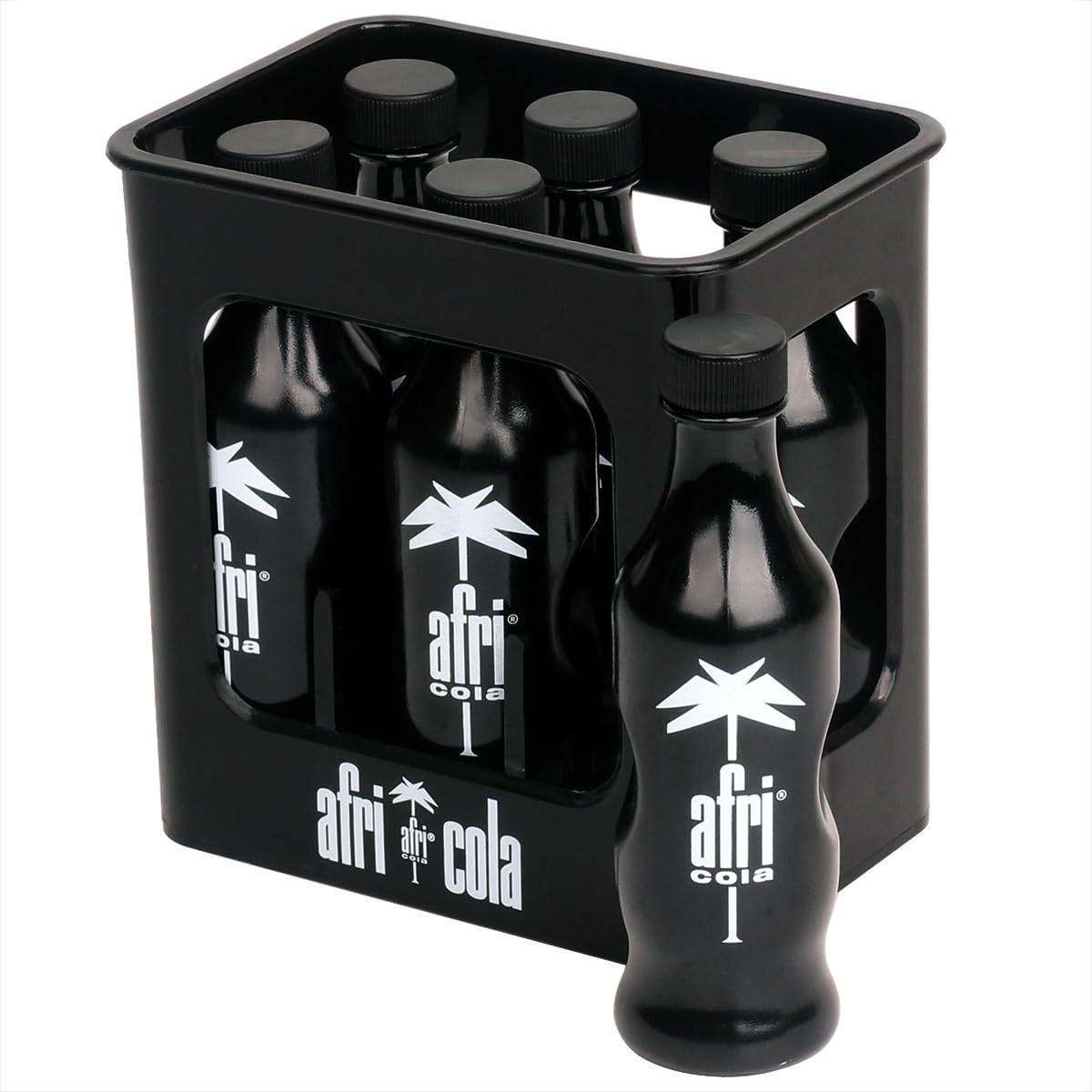 Schwarze Kunststofftragetasche mit sechs Afri Cola Glasflaschen, wobei eine Flasche vorne auf weißem Hintergrund steht.