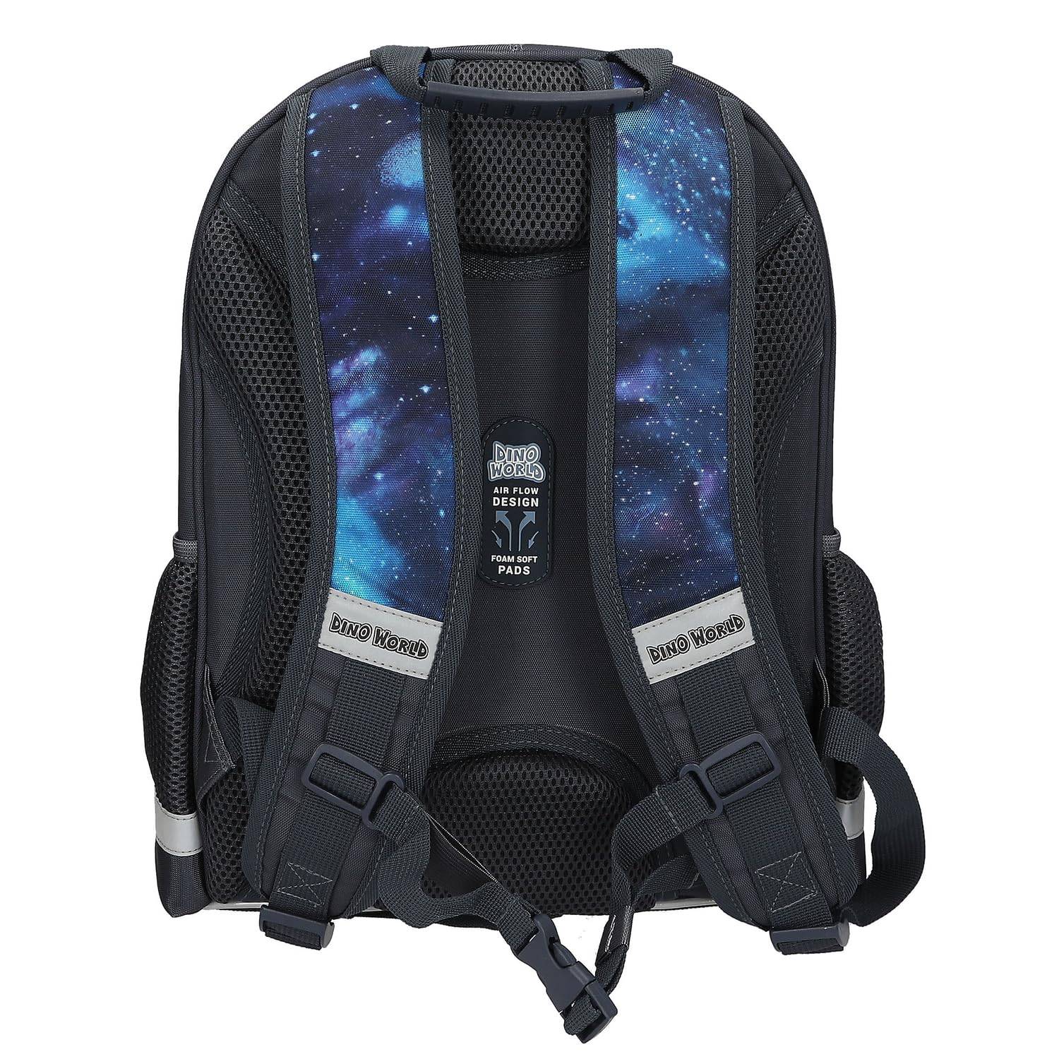 Rückseite eines schwarzen Rucksacks mit blauen Paneelen im Galaxiemuster, gepolsterten Netzriemen, Seitentaschen und „Dino World"-Etiketten.
