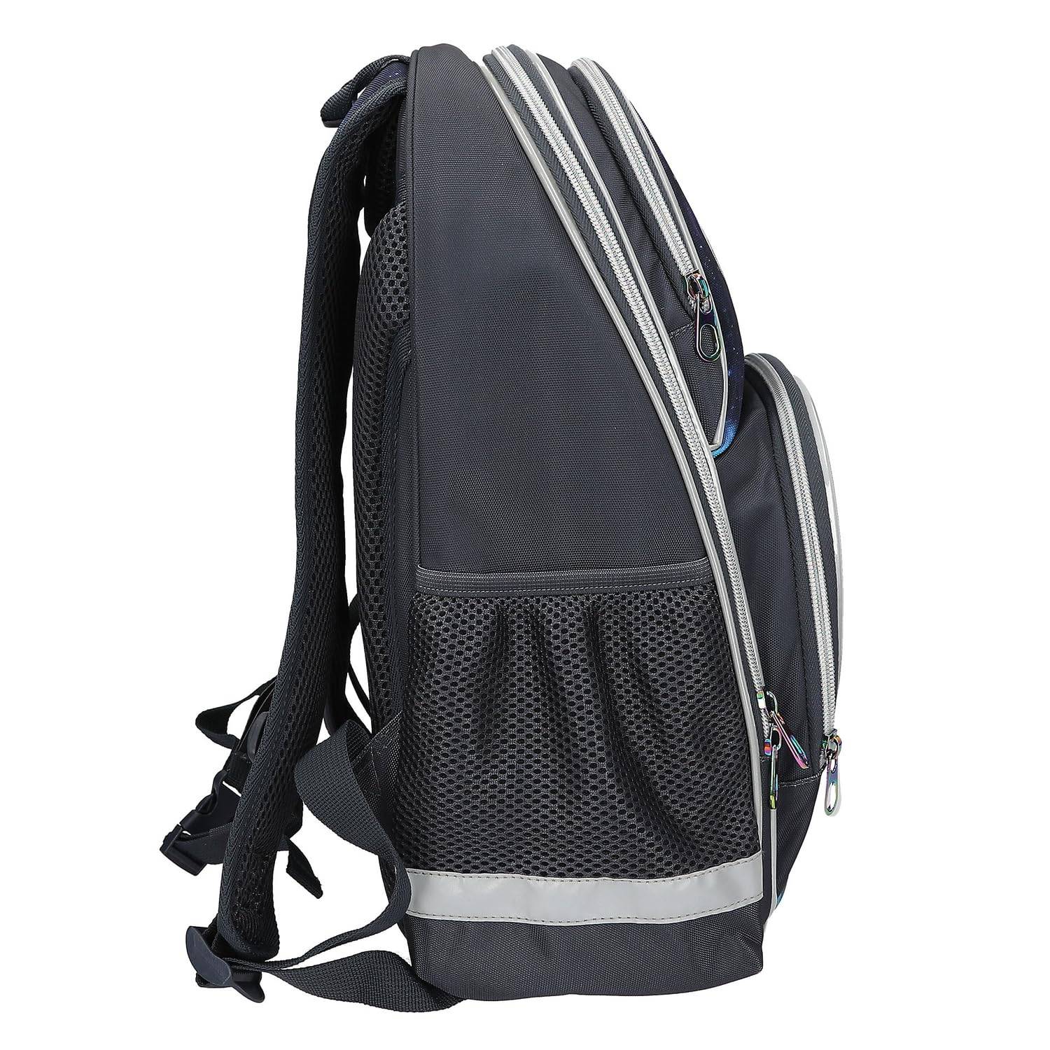 Schwarzer Rucksack in Seitenansicht mit mehreren Reißverschlussfächern, gepolsterten Trägern, Netzpanelen und reflektierendem Streifen.