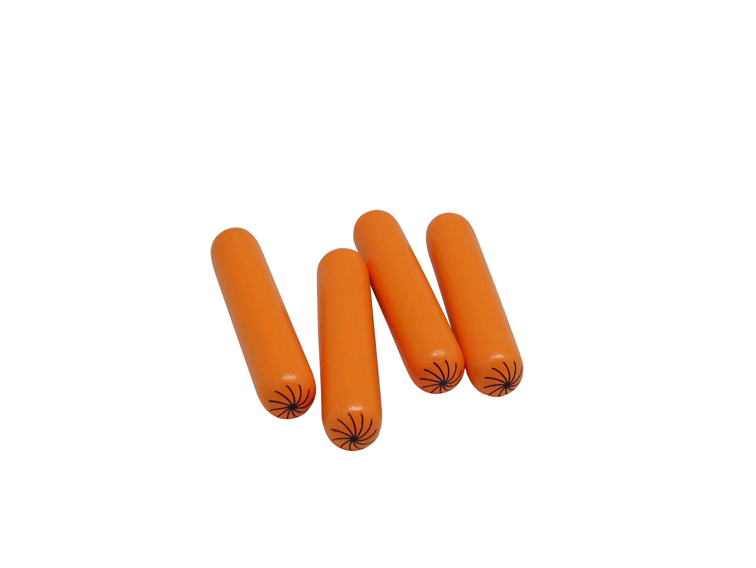 Vier orange Würstchen, die in einem lockeren Cluster auf einem schlichten weißen Hintergrund angeordnet sind.