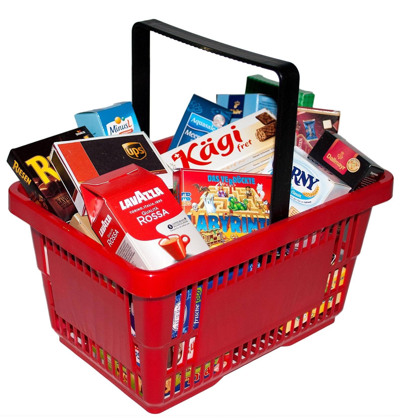 Roter Einkaufskorb gefüllt mit assortieren verpackten Lebensmitteln und Snacks, einschließlich Kaffee, Tee, Müsli und Süßigkeiten.
