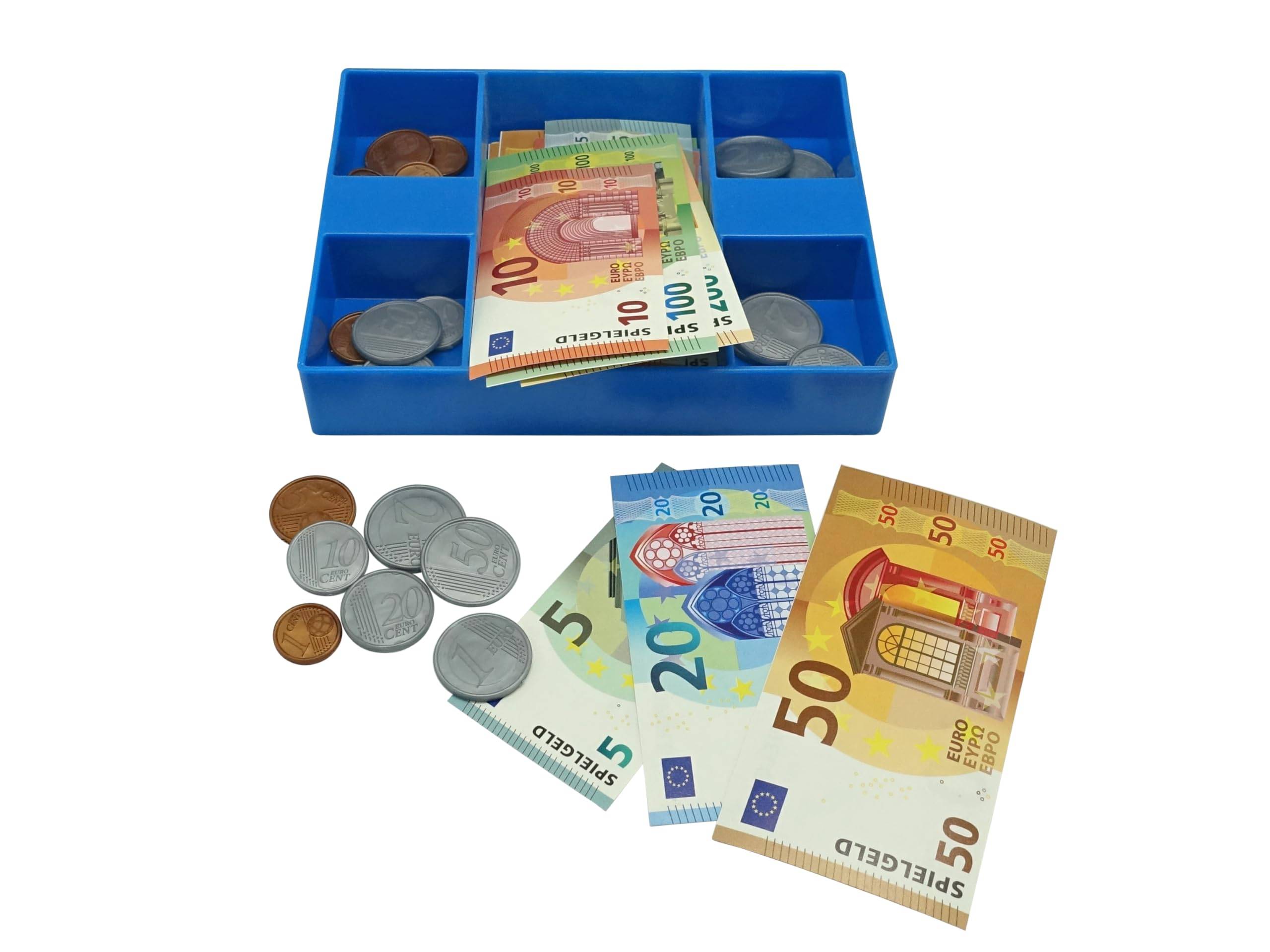 Blau unterteiltes Tablett mit verschiedenen Euro-Münzen und Geldscheinen, einschließlich 5-, 20-, 50- und 100-Euro-Scheine, darunter lose Münzen zu sehen.