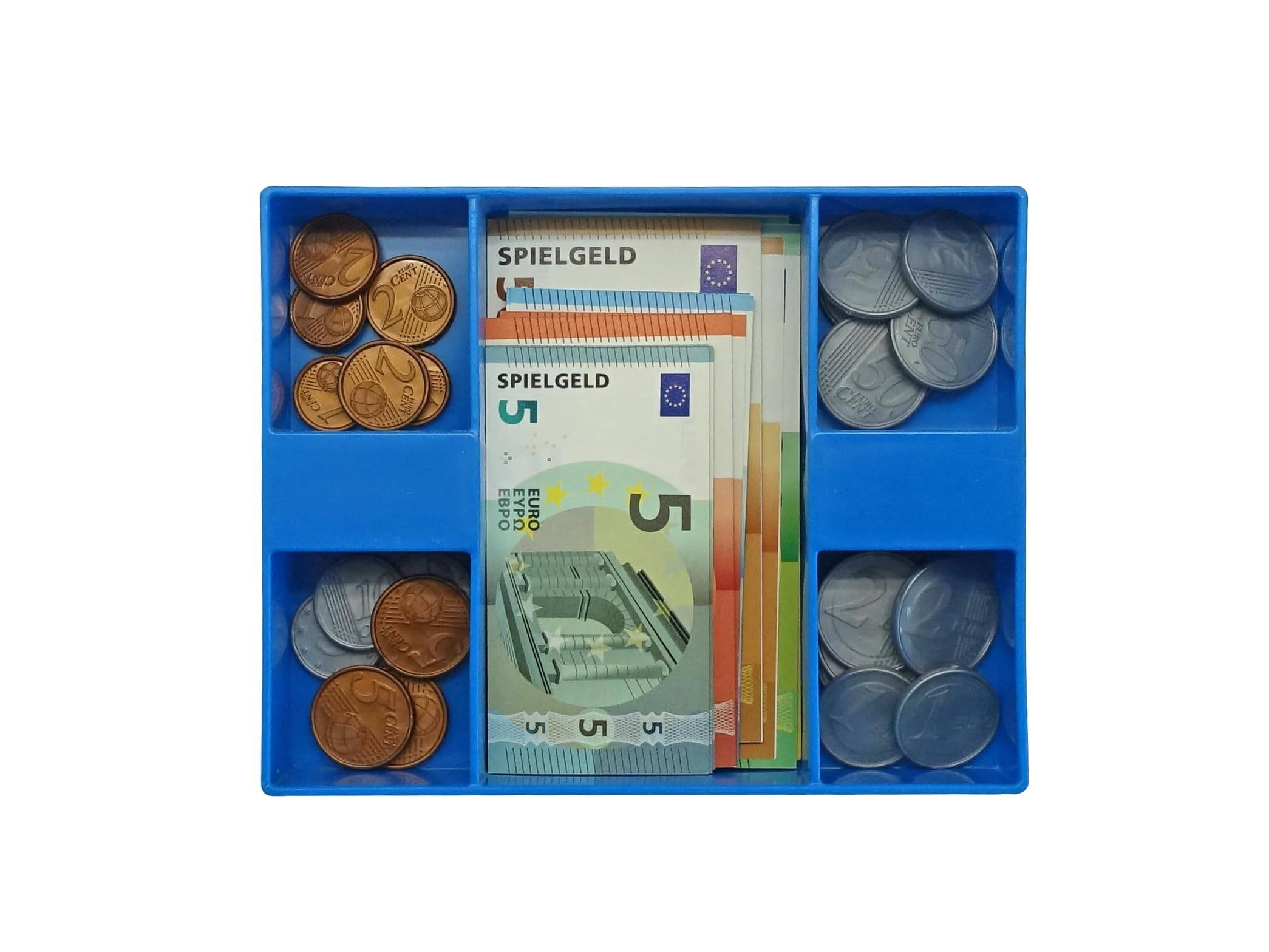 Blaue Geldkassette mit Euro-Spielgeld: Stapel von 5-Euro-Scheinen in der Mitte, Münzen in vier Eckfächern sortiert.