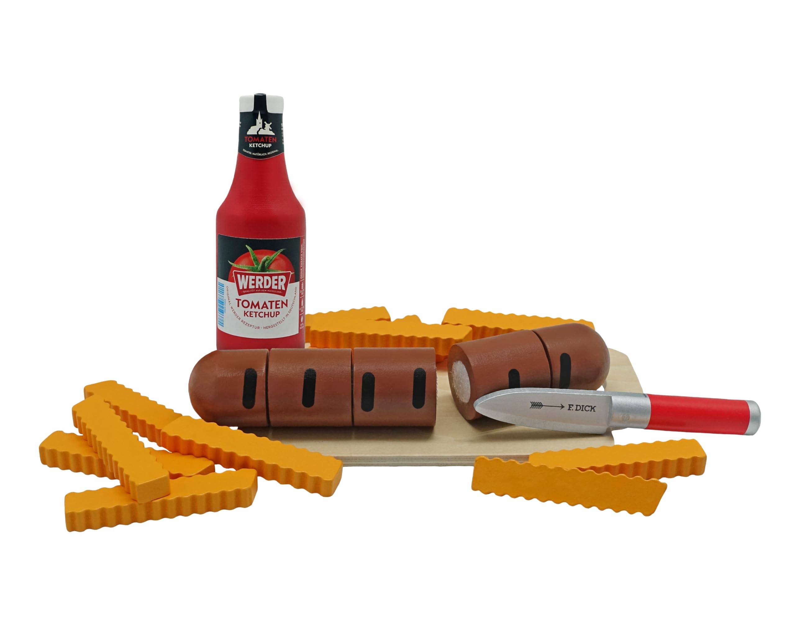 Flasche Werder Tomatenketchup mit neuartigen wurstförmigen Gegenständen auf einem Holzbrett, in Scheiben geschnitten mit einem kleinen Messer, auf weißem Hintergrund