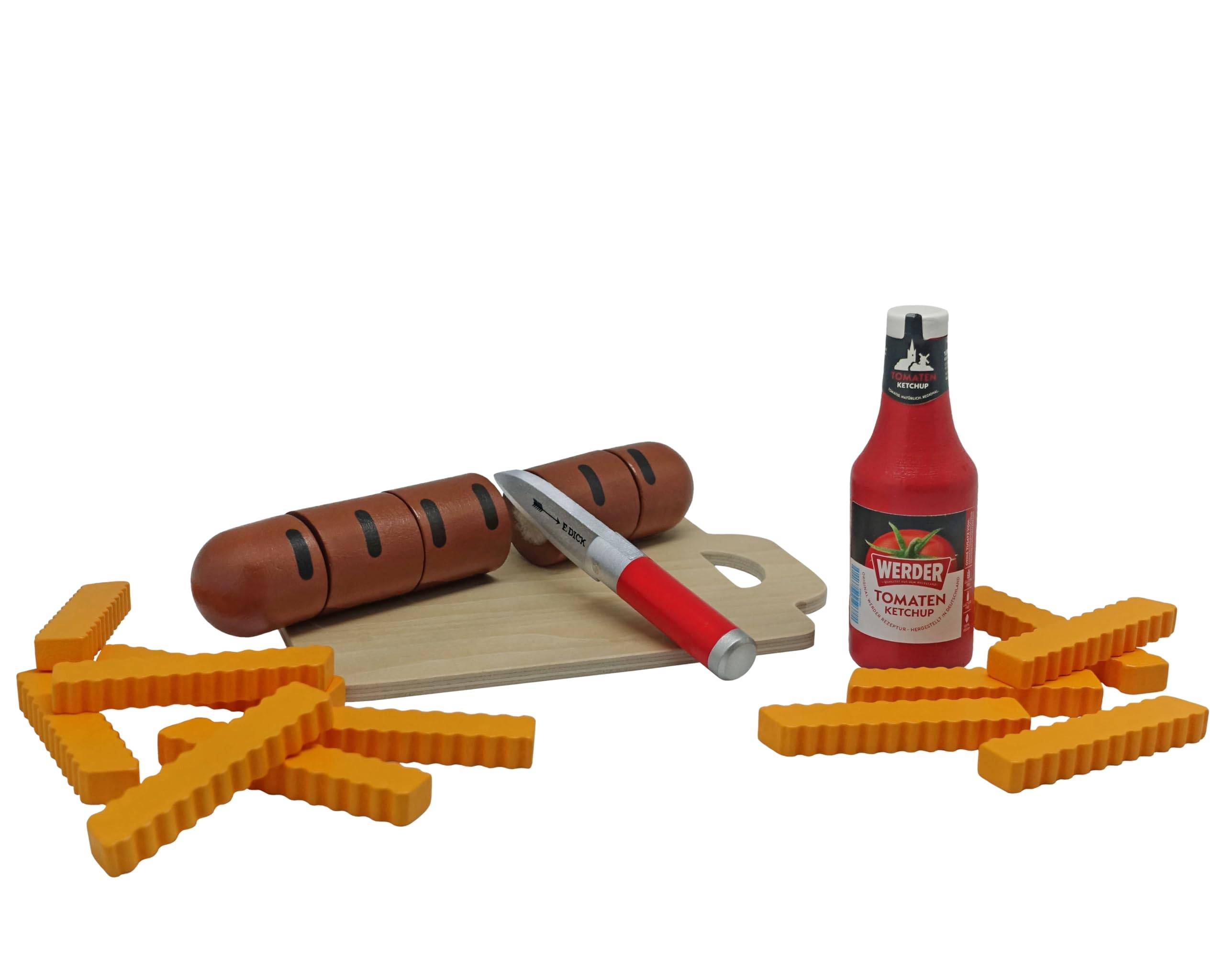 Spielzeug-Holzlebensmittelset mit Schneidebrett, Spielzeugwurst, Messer, Tomatensaucenflasche und orangefarbenen Spielzeugpommes auf weißem Hintergrund.