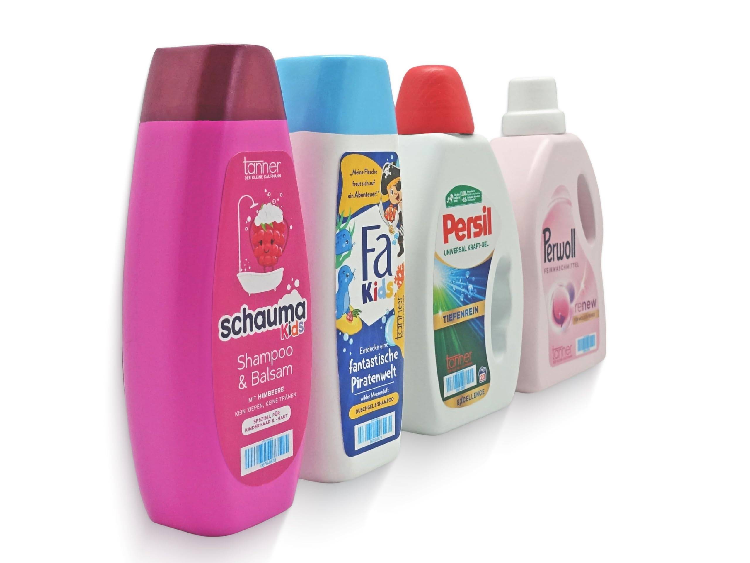 Vier bunte Haushaltsreinigings- und Körperpflegeflaschen in einer Reihe auf weißem Hintergrund, einschließlich Shampoo- und Waschmittelbehältern.
