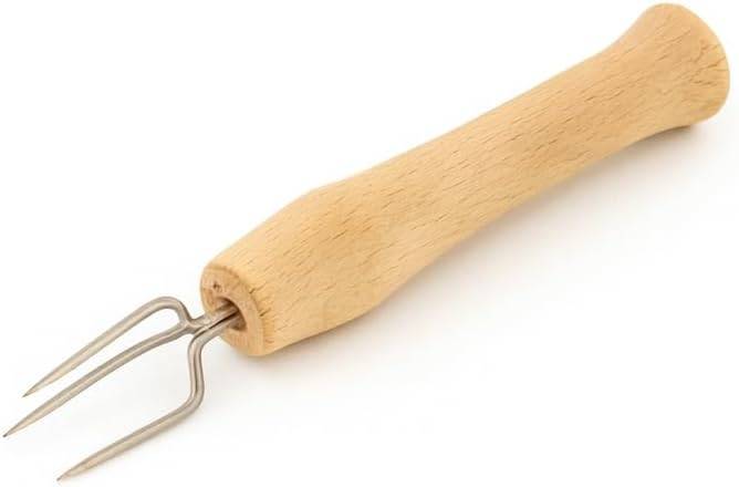 Eine Gartenhandhacke mit Holzgriff und zwei Metallzinken auf weißem Hintergrund.
