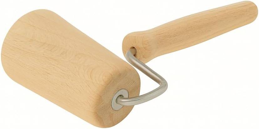 Eine Farbwalze mit Holzgriff und Metallrahmen, isoliert auf weißem Hintergrund dargestellt.