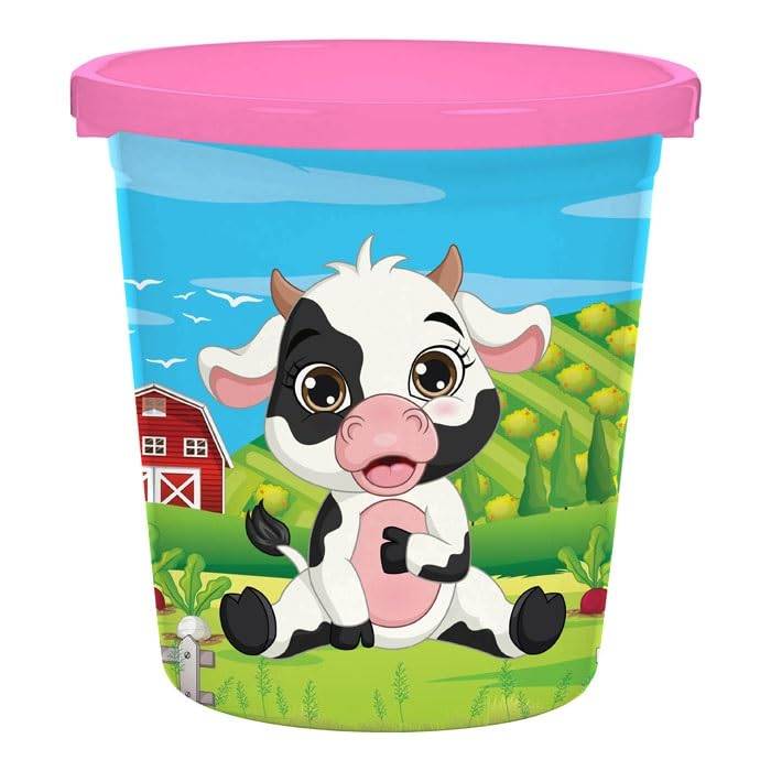 Cartoon-Kuh auf einem Container mit rosa Deckel, vor einer Farmszene mit einer roten Scheune und grünen Hügeln.
