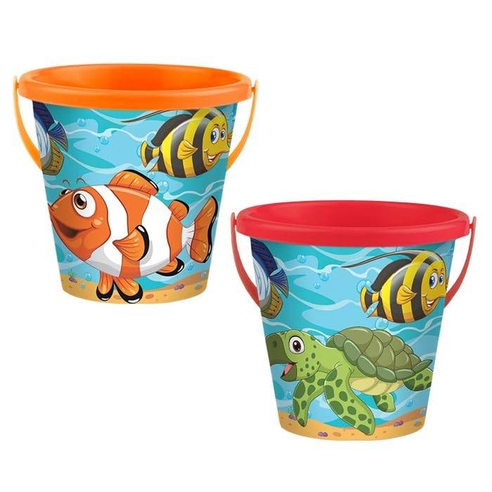 Zwei bunte Strandkubel mit Griffen, einer orange und einer rot, verziert mit Cartoon-Meerestieren einschließlich Fisch und einer Schildkröte.