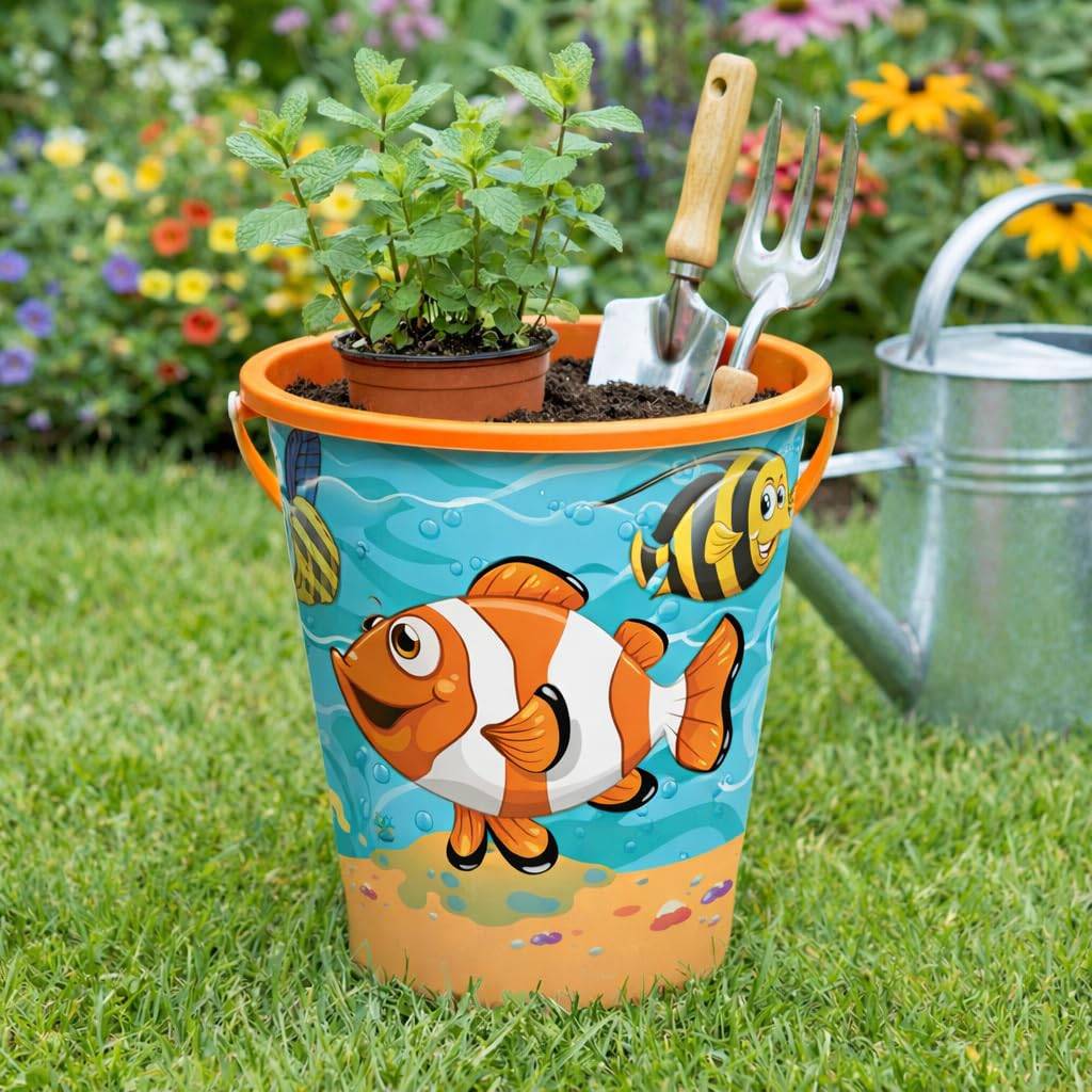 Eine Topfpflanze in einem farbenfrohen fischmotivierten Eimer-Pflanzgefäß mit kleinen Gartengeräten, die in der Erde stecken, auf Gras neben einer Gießkanne sitzend.