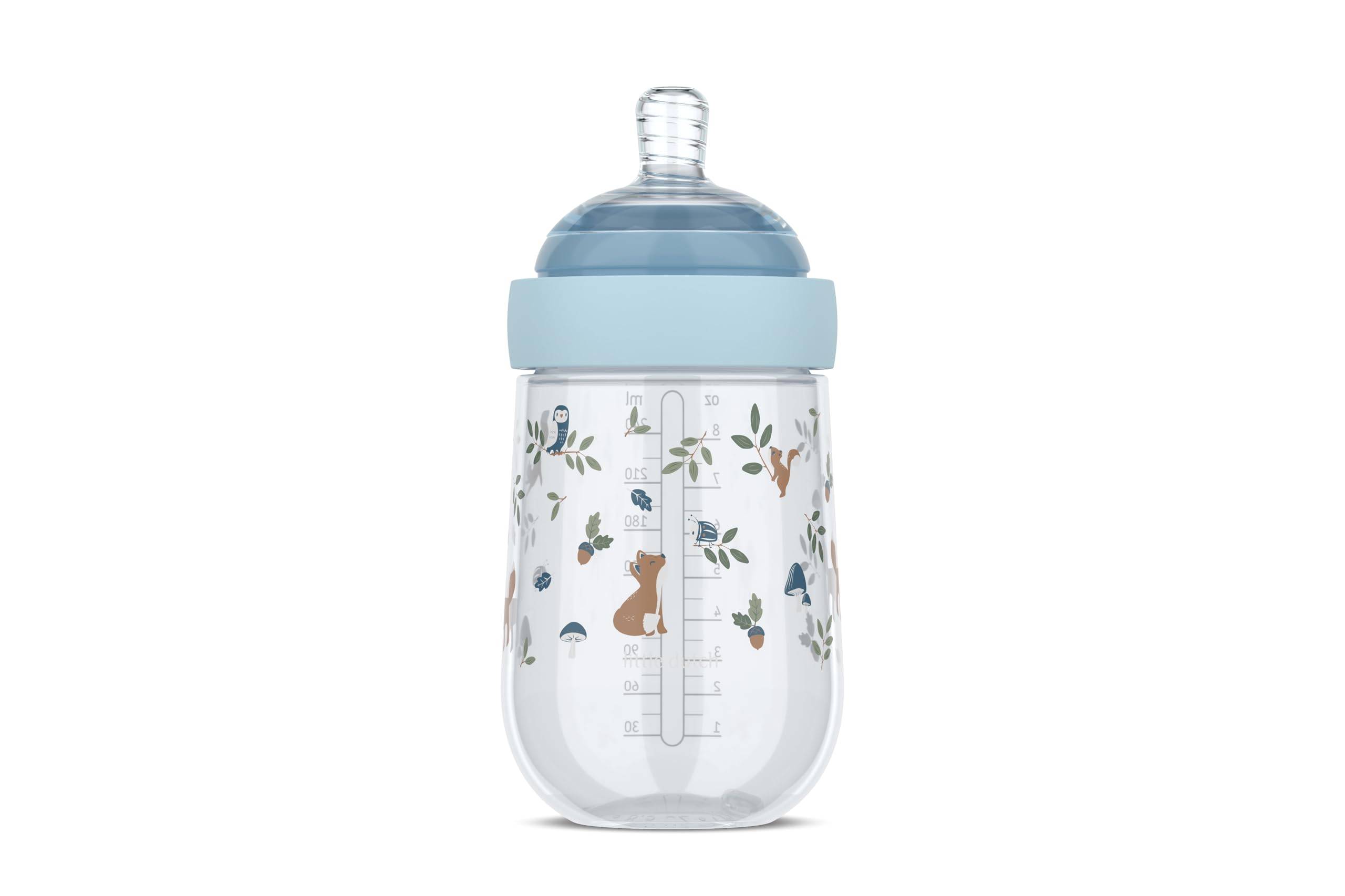 Transparente Babyflasche mit blauem Silikon-Sauger und Kappe, dekoriert mit Blättern und einem kleinen Hasen, auf weißem Hintergrund dargestellt.