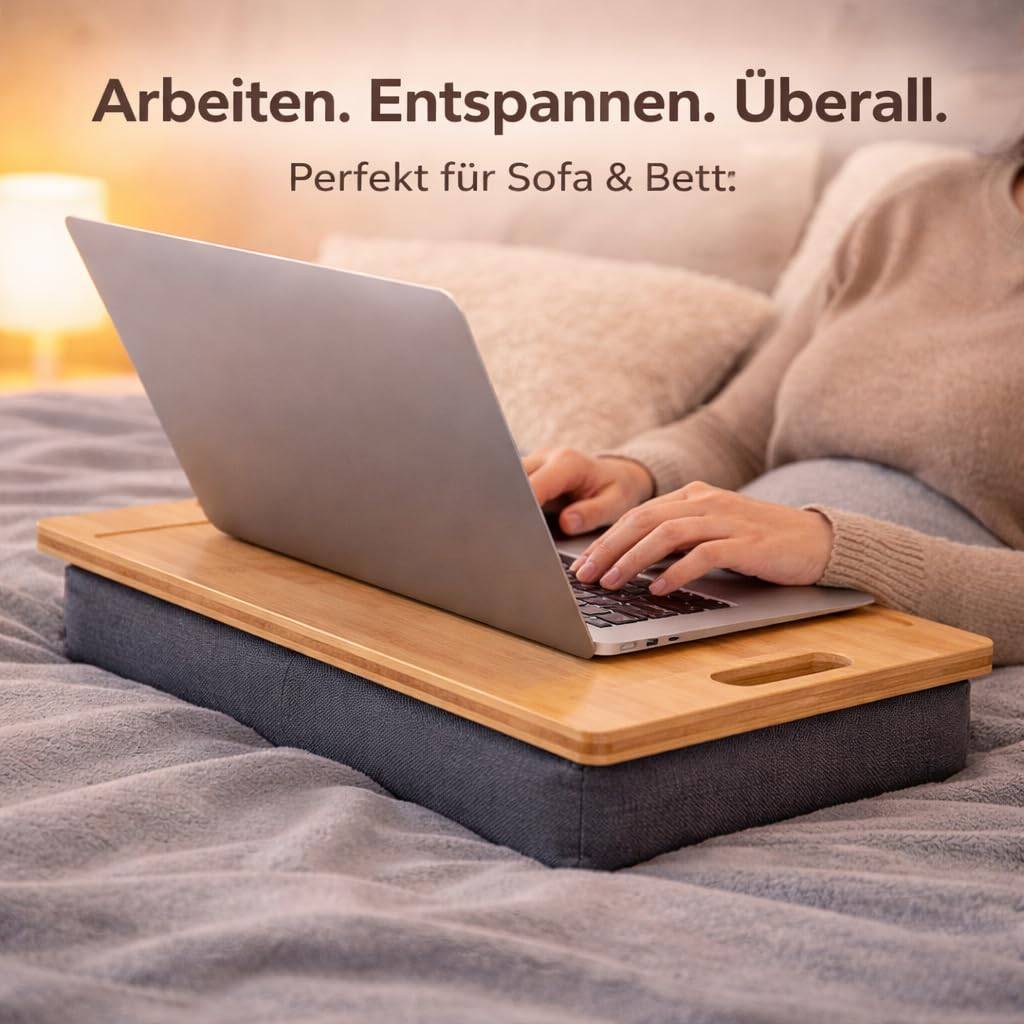 Person, die einen Laptop auf einem gepolsterten Laptop-Kissen im Bett benutzt, mit deutschem Text, der bewirbt, überall arbeiten und entspannen zu können – ideal für Sofa und Bett.