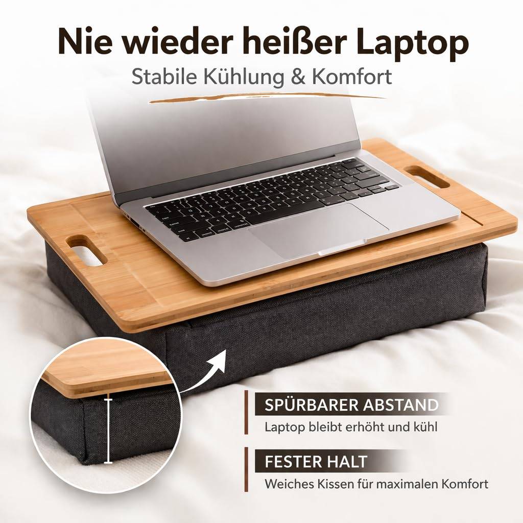 Werbebild eines Laptops auf einem Holz-Schoßtisch mit gepolsterter Basis, der kühlere und komfortablere Unterstützung bewirbt; deutscher Text hebt hervor „Nie wieder ein heißer Laptop