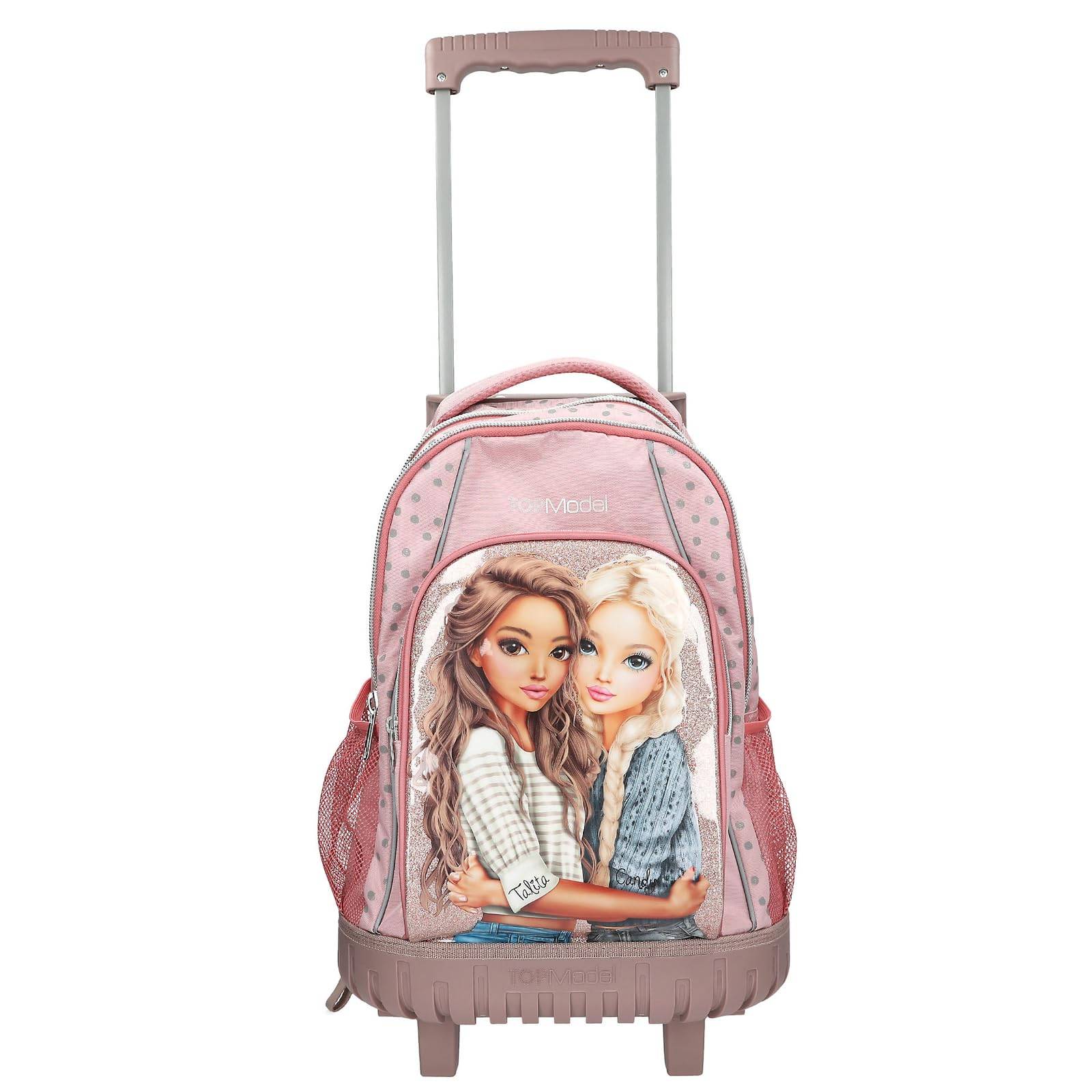 Rosa Rucksack mit Rädern, ausziehbarem Griff und Vorderbild von zwei sich umarmenden Puppen, auf weißem Hintergrund gezeigt.