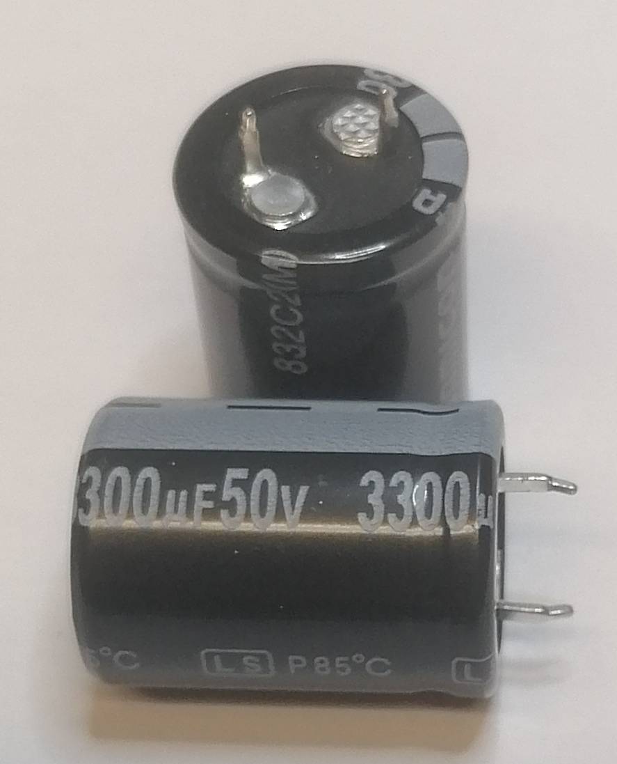 Zwei schwarze zylindrische Elektrolytkondensatoren, einer mit der Aufschrift '3300uF 50v', auf einem einfachen Hintergrund dargestellt.