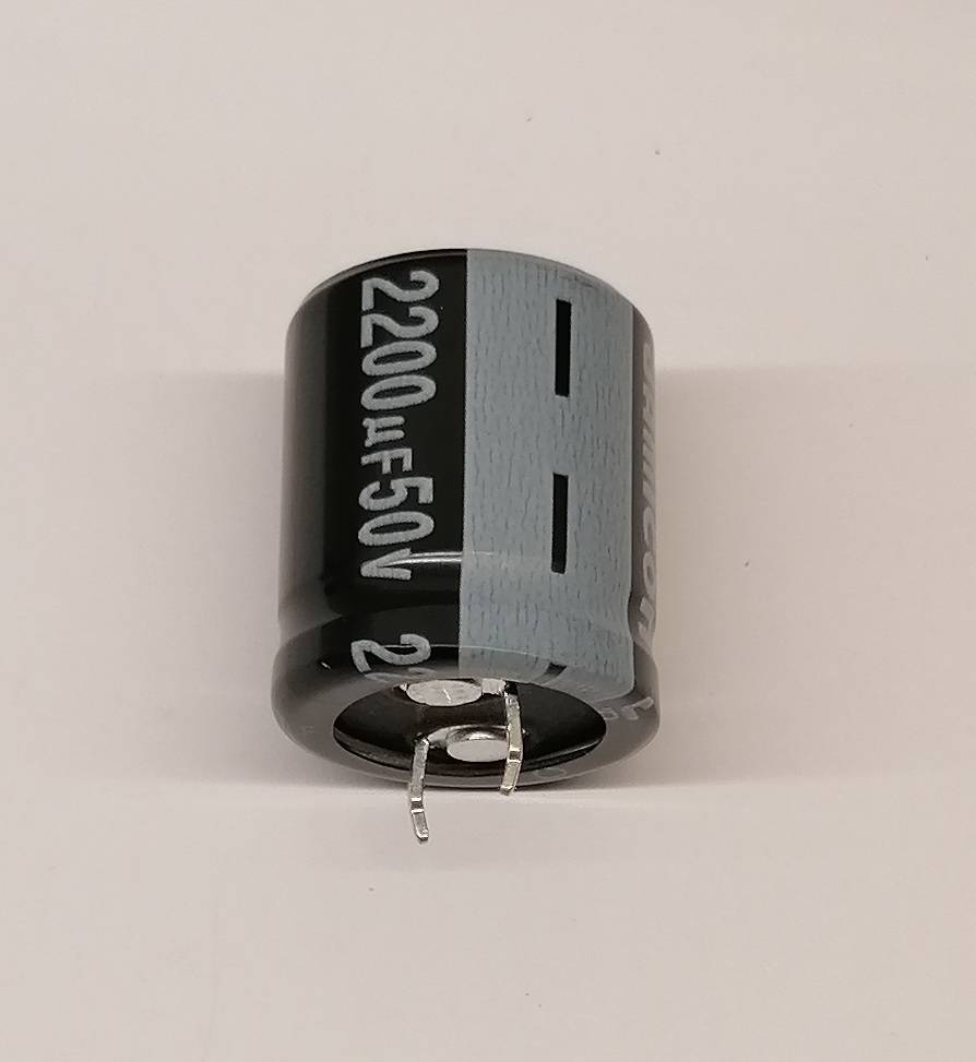 Nahaufnahme eines schwarz-grauen Elektrolytkondensators mit der Beschriftung „2200uF 50V