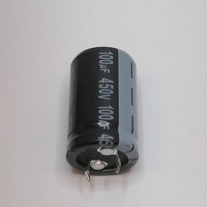 Schwarzer zylindrischer elektrolytischer Kondensator mit der Beschriftung „100μF 450V