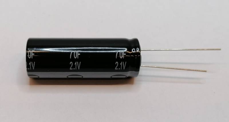 Schwarzer zylindrischer Elektrolytkondensator mit zwei Anschlüssen auf weißem Hintergrund, gekennzeichnet mit 470F 2,1V.