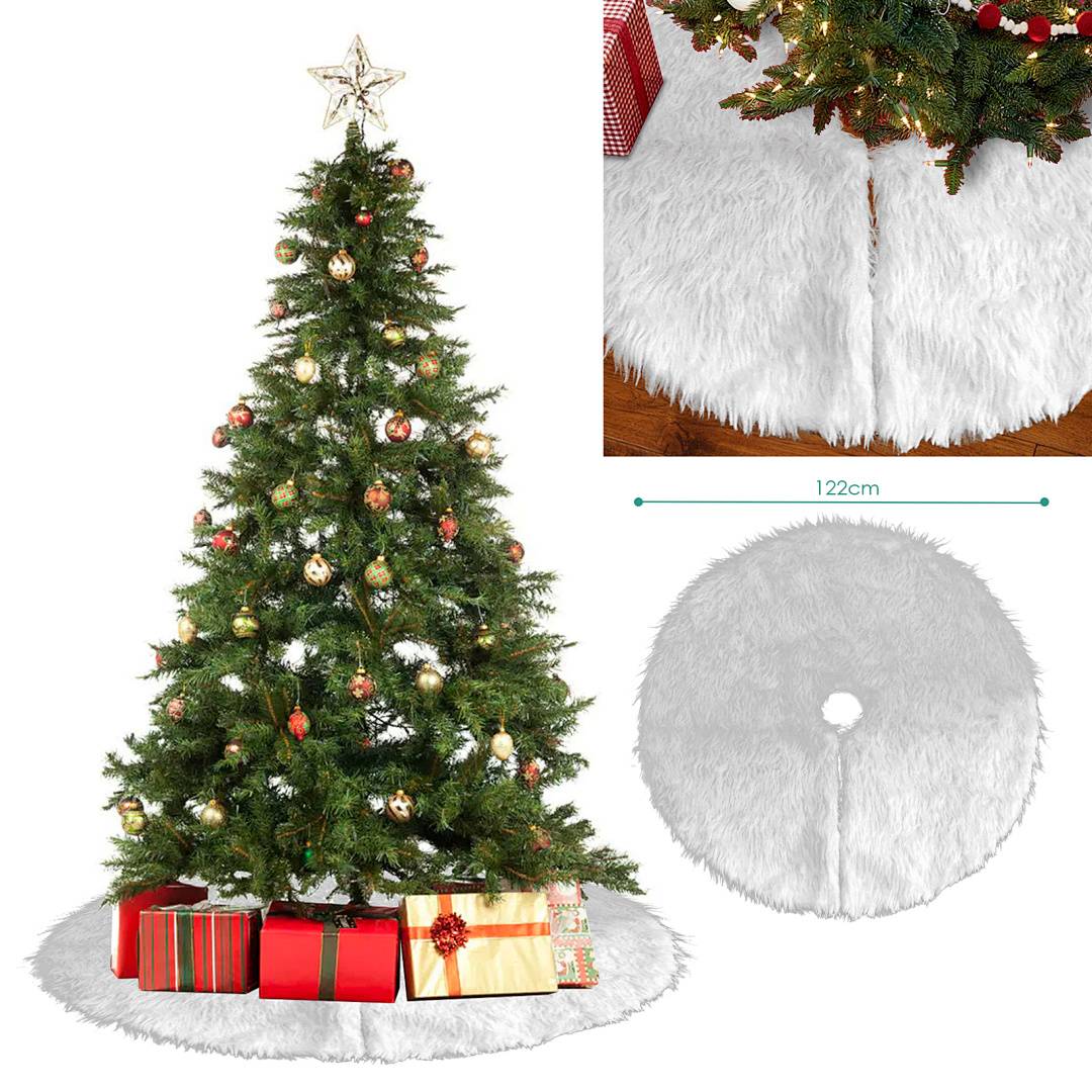 Geschmückter künstlicher Weihnachtsbaum mit Sternenspitze, Geschenken und weißem Kunstfell-Baumrock; die Einfügung zeigt den Baumrock mit einer Beschriftung von 122 cm Breite.