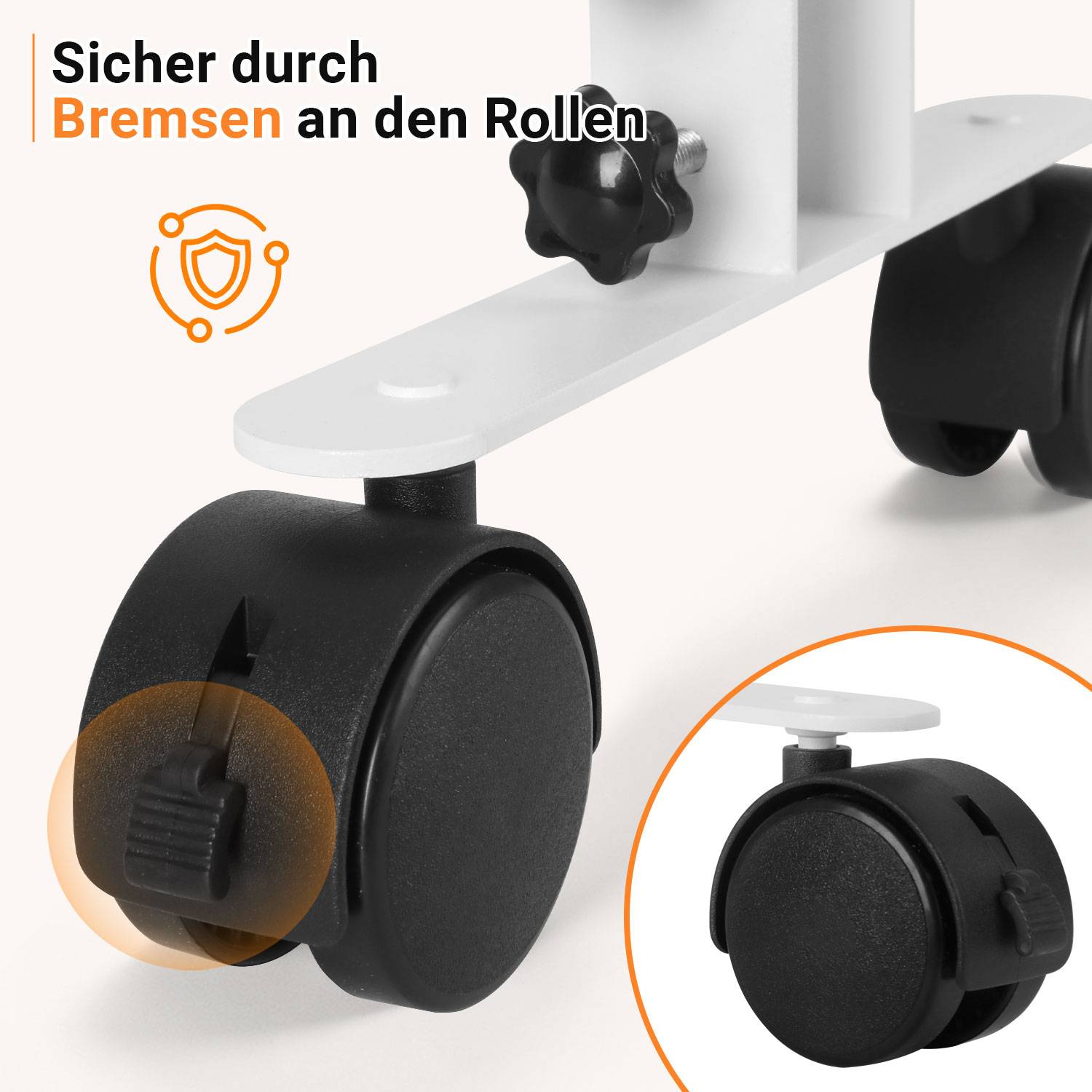 Nahaufnahme eines schwarzen Lenkrads mit Bremssperre auf einem weißen Rahmen, gekennzeichnet mit „Sicher durch Bremsen an den Rollen", um die Sicherheitsverriegelung zu zeigen.
