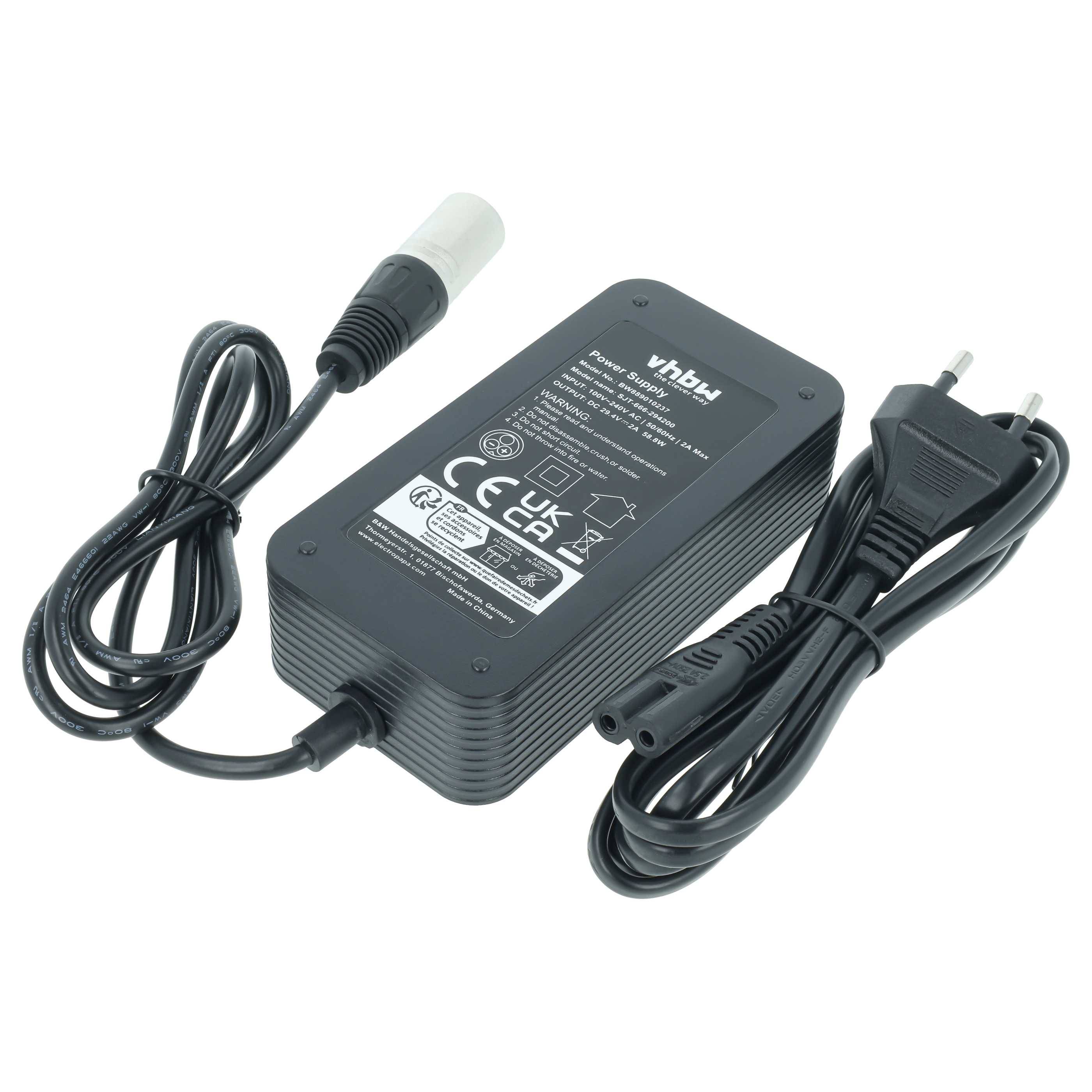 Schwarzer Stromadapter mit zwei Kabeln und Stecker, dargestellt auf weißem Hintergrund.