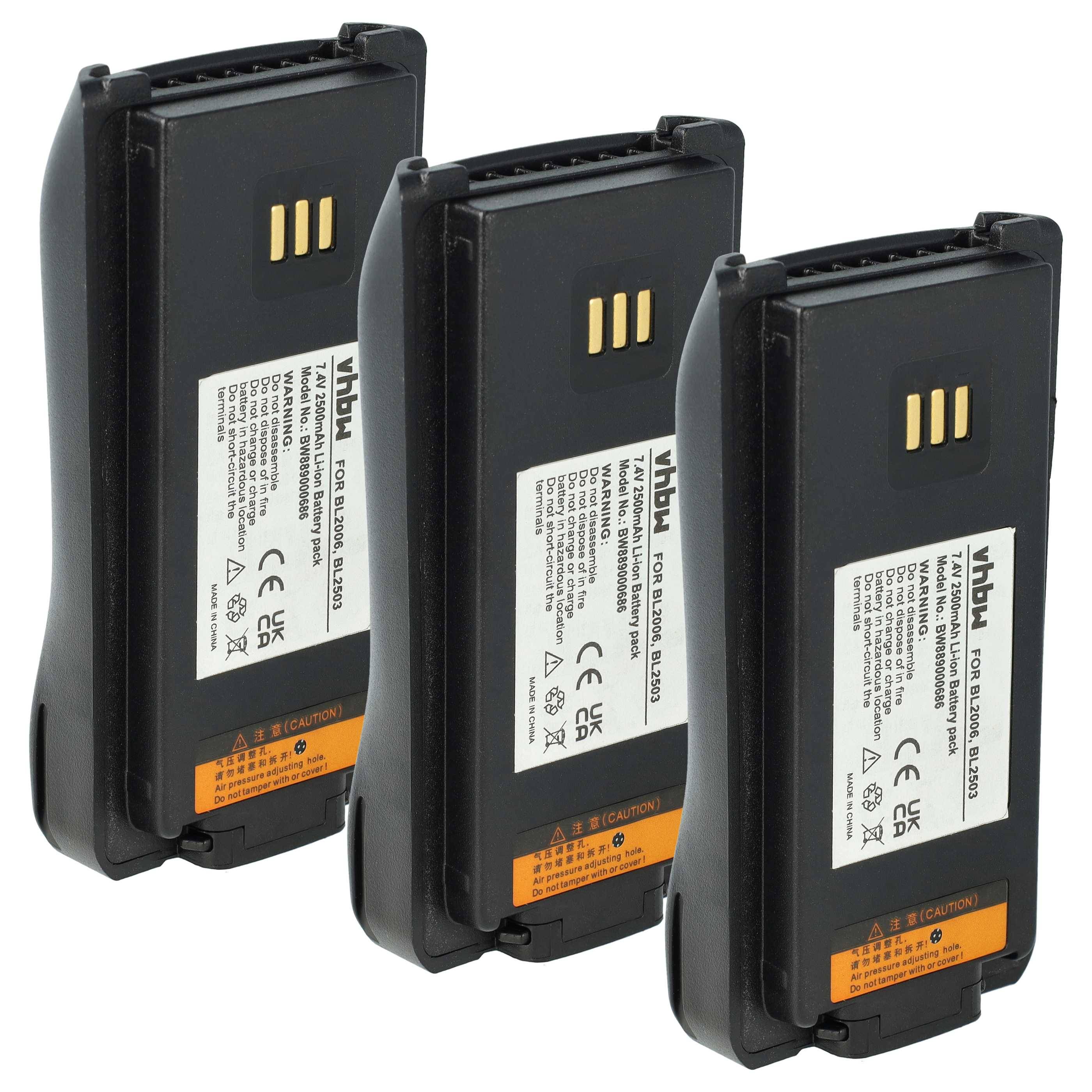 Drei schwarze wiederaufladbare Batteriepacks, die aufrecht gegen einen weißen Hintergrund gestellt sind, jedes mit einem Etikett und drei goldenen Ladekontakten.