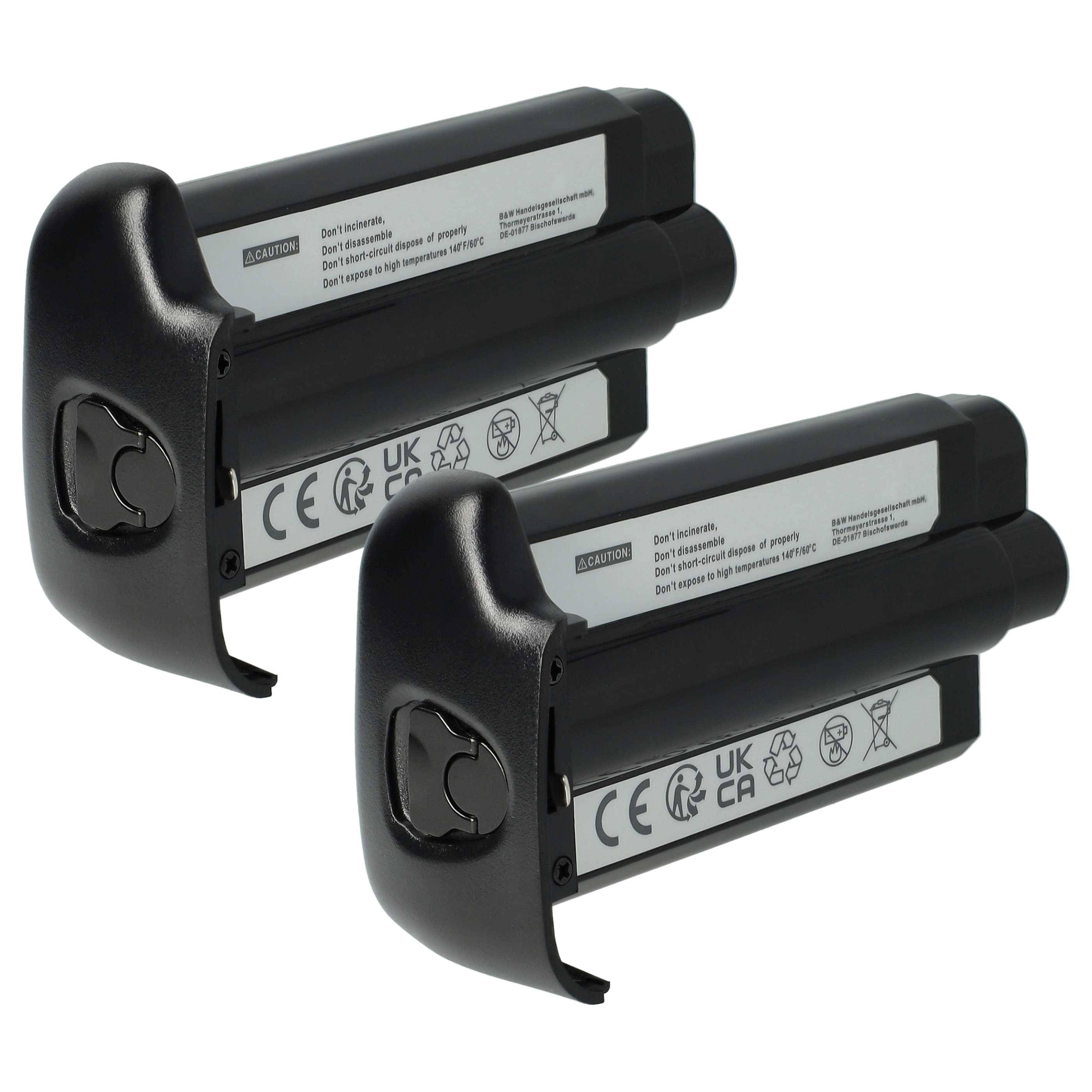 Zwei schwarze wiederaufladbare Batteriepacks mit Warnkennzeichnungen und Zertifizierungsmarkierungen, nebeneinander auf weißem Hintergrund dargestellt.