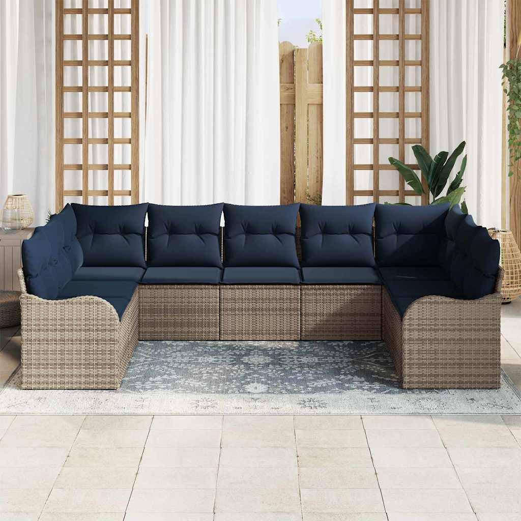 U-förmiges Outdoor-Ecksofa mit marineblauen Kissen und Rattan-Optik-Gestell, gezeigt in einer Terrasseneinstellung vor transparenten Vorhängen und Holzgittern.