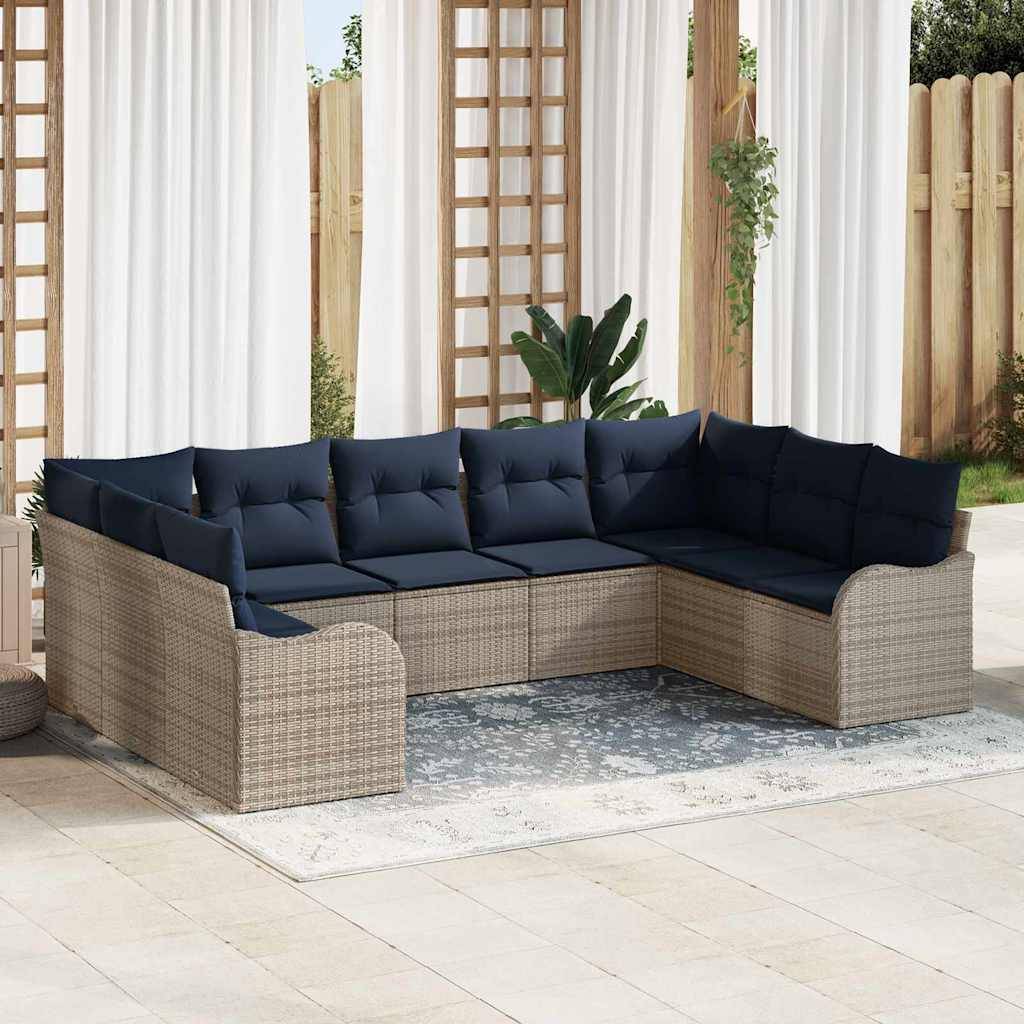 Beiges Rattan-Außensektor-Sofa mit dunkelblauem Kissen auf einem Patio-Teppich angeordnet, vor weißen Vorhängen und einem Holzzaun gestellt.