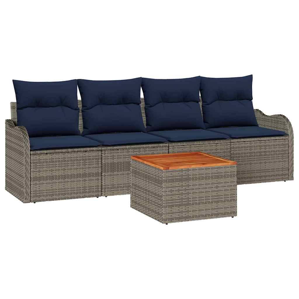 Wickel-Außenlounge-Sofa mit marineblauen Kissen und passendem quadratischen Couchtisch mit Holzplatte