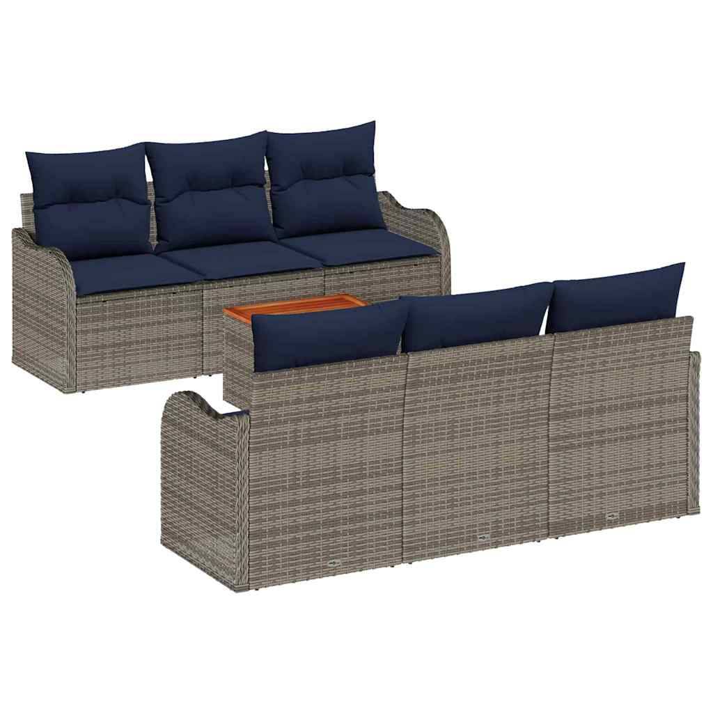 Outdoor-Rattan-Sofagarnitur mit marineblauen Kissen, von vorne und hinten dargestellt, einschließlich eines kleinen Beistelltisches mit Holzplatte.