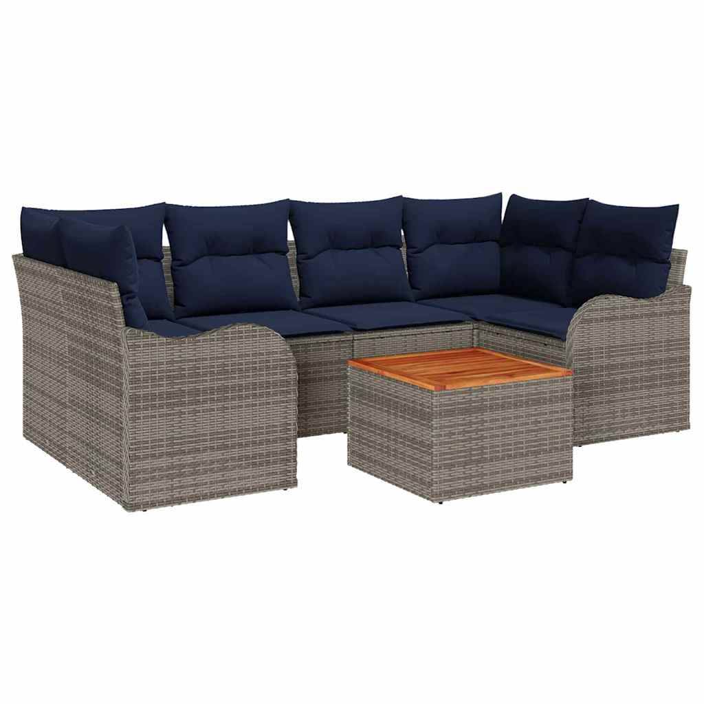 Modulare Outdoor-Sofagarnitur mit gewebtem grauem Rahmen, dunkelblauem Kissen und passendem quadratischen Couchtisch mit Holzplatte.