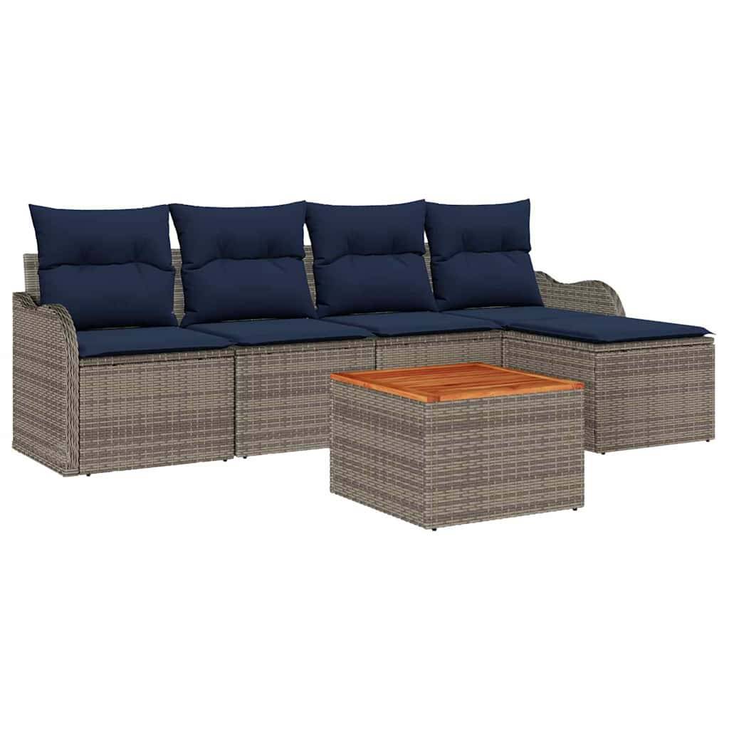 Wickel-Außensektor-Sofa mit marineblauen Kissen und passendem quadratischem Couchtisch mit Holzplatte.